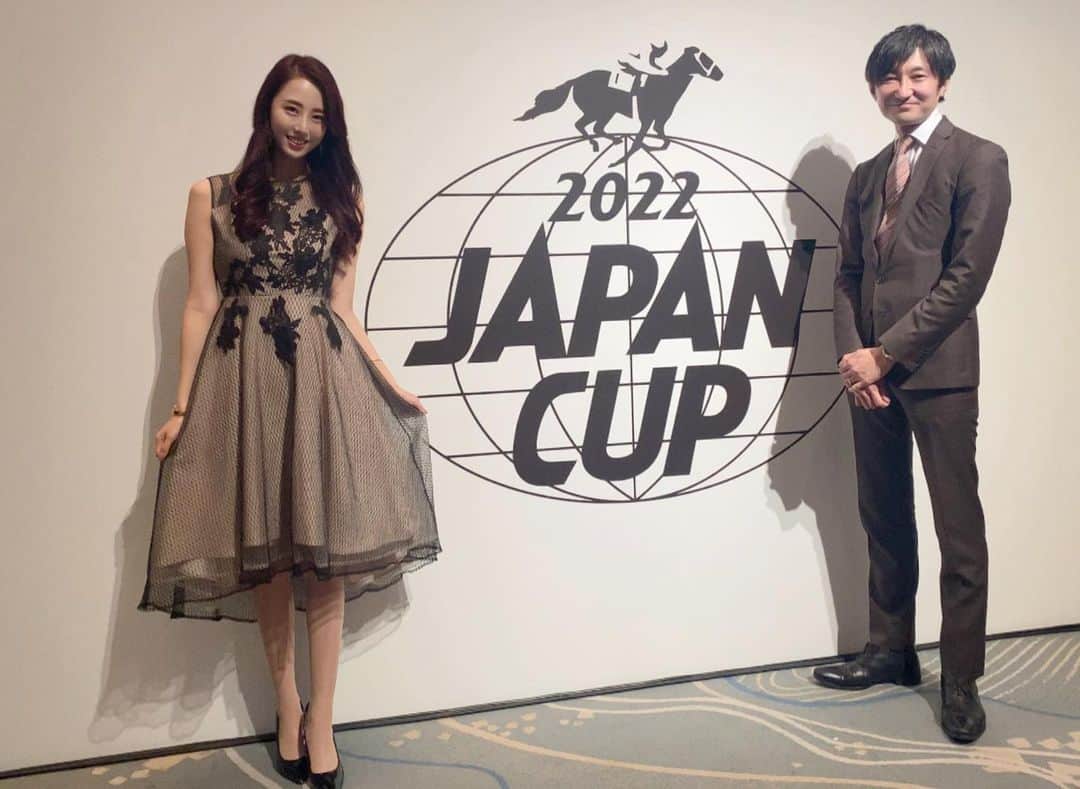 竹内紫麻さんのインスタグラム写真 - (竹内紫麻Instagram)「JAPAN CUP 2022 ウェルカムパーティーの司会を、 競馬の名実況などでお馴染みの 中野雷太さんと共に❕ 務めさせて頂きました🐎🏆  今年も呼んで頂き感謝です🙇‍♀️❤️  コロナで久々の開催となりましたが、 今年も豪華でインターナショナルな空間で✨ とっても素敵でした🎉  今週のジャパンカップが 益々楽しみです😍  パフォーマンスグループ @corepercussion   鼓和-CORE-の皆さんの ステージも圧巻でした😍👏  ありがとうございました。  #2022japancup  #japancup  #ジャパンカップ  #ウェルカムパーティー #競馬  #umajo」11月26日 12時19分 - shimax1223