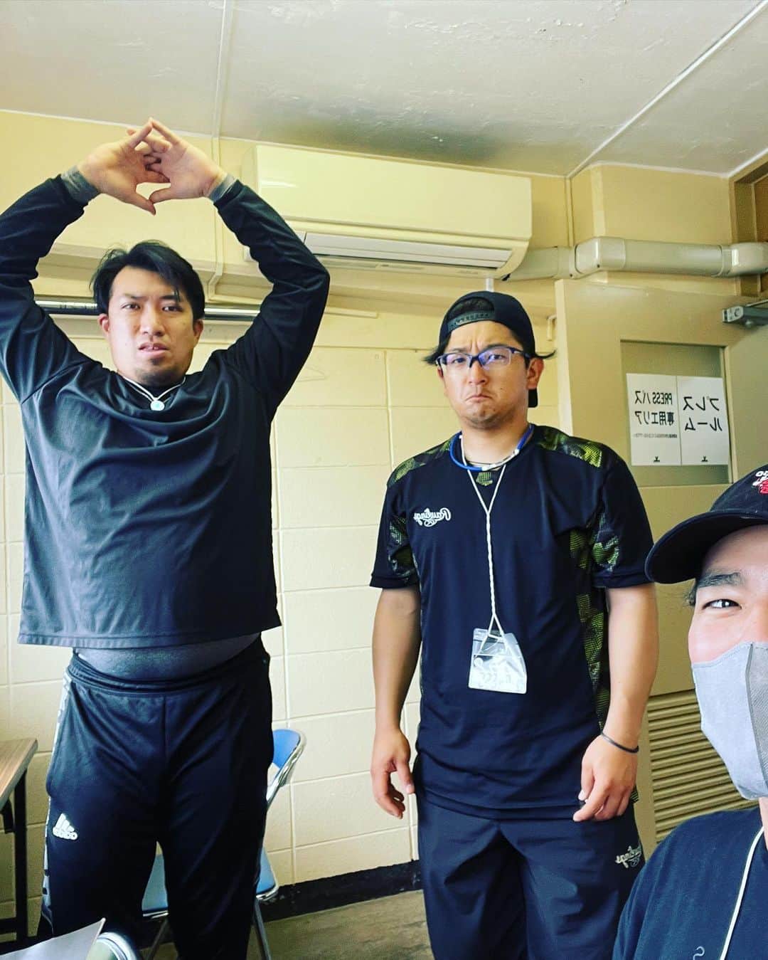 クニヨシTVのインスタグラム：「JAPAN WINTER LEAGUE開幕  日本初のウインターリーグが沖縄で全22試合が開催されます⚾️  若く勢いがある高卒、大卒選手 欧州、ウガンダの外国人枠 実力経験豊富の社会人勢 沖縄県内からも沖縄電力、てるクリニックなど日本、世界から野球人が沖縄に集結しています。  YouTubeでもライブ配信中  #ウガンダのモイネロ #15歳 #ジャパンウインターリーグ #野球 #沖縄 #JWL #アトムホームスタジアム宜野湾  #トクサンTV #埼玉のライパチ #眼鏡の石田」