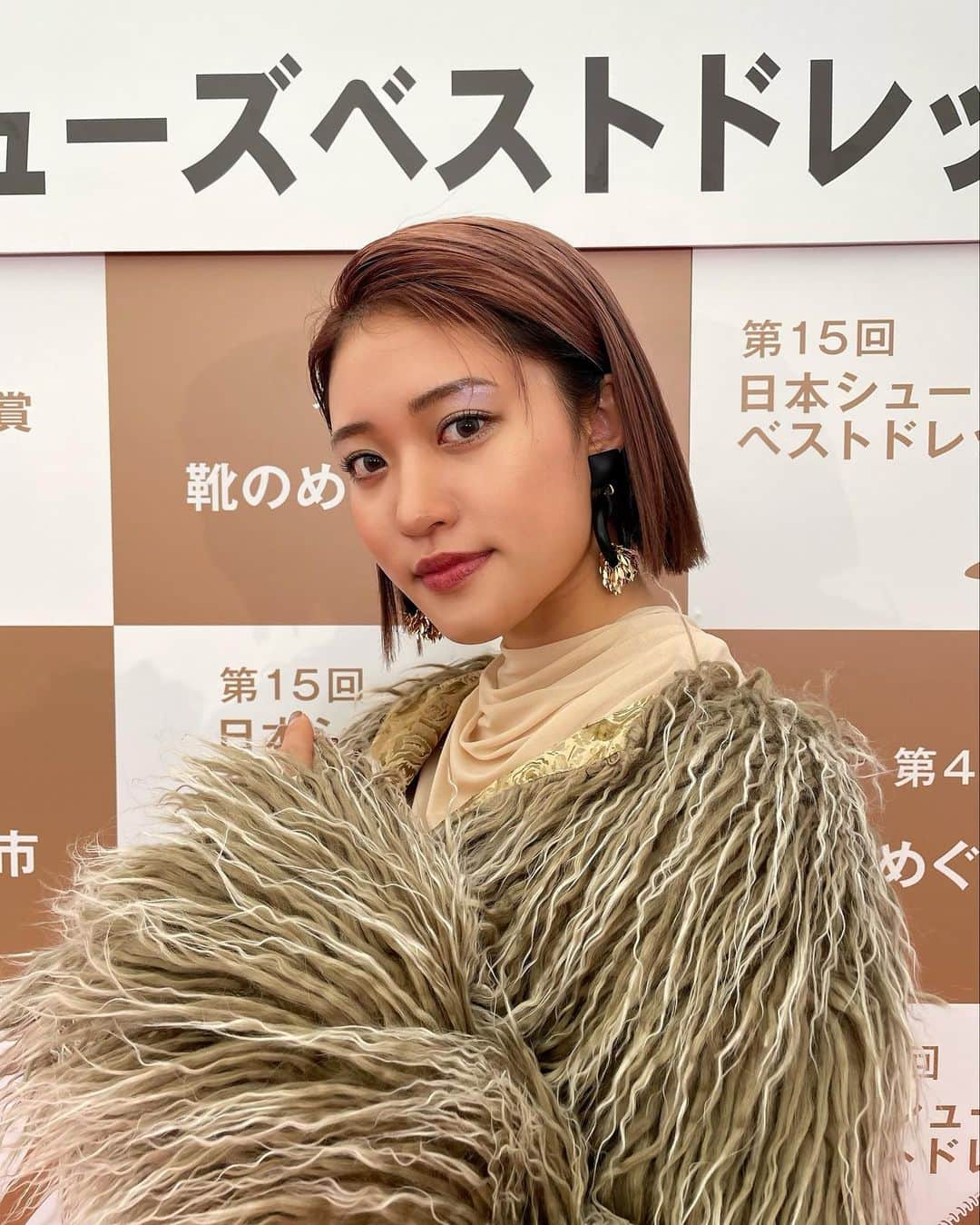 のインスタグラム：「. 日本シューズベストドレッサー賞を受賞させていただき、さっき授賞式をしてきたよ！ 普段からファッションにはこだわりが強くある方だけど、それを知ってもらえてこうして賞を頂けて光栄です🥹💞 受賞にあたってデザインさせて頂いたオリジナルシューズもこだわりすぎて今日に間に合わず、あと少しで届くみたいだから楽しみ🫣 届いたらシェアするね！青森が詰まったウエスタンブーツだよ🍏🫶🏼  スタイリスト @lury.mh  ヘアメイク @arisa_muramiya   #日本シューズベストドレッサー賞」