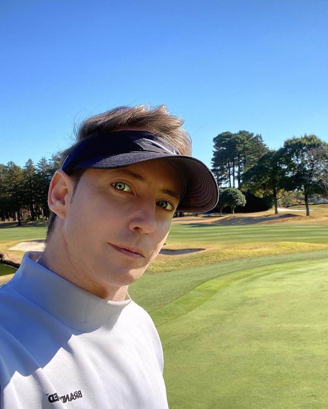 ジョナサン・シガーさんのインスタグラム写真 - (ジョナサン・シガーInstagram)「最高なゴルフ日和⛳️  この日はbullandbullの新しいウェア！ 警官と少女のステンシルアート柄。 シンプルで可愛い。  クーポンコード → jona22n  公式サイトからクーポンコードを入れると20%OFFなります。  #bullandbullでいこう #ぶるぶるゴルフ」11月26日 13時46分 - jonathan.sieger