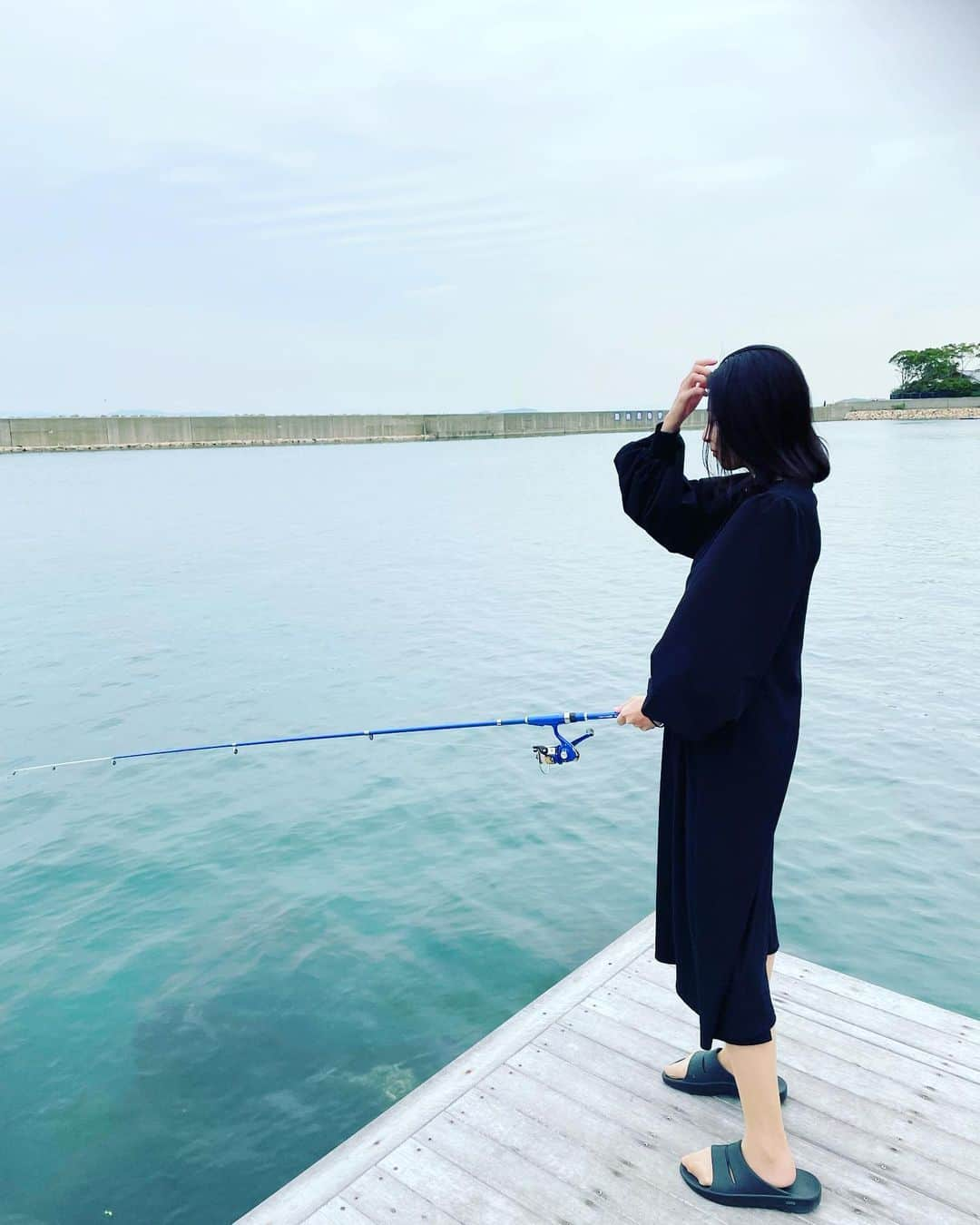 粕谷奈美のインスタグラム：「旅行先の部屋に釣り場がついていたので、いつかのリトライ🎣  今回も地上から水中のお魚たちを見て終わりました😂笑 でものんびり海を眺めている時間が最高に幸せだったなぁ！  #淡路島#夢泉景別荘天原#釣り#japan#awajishima#sightseeing#fishing」