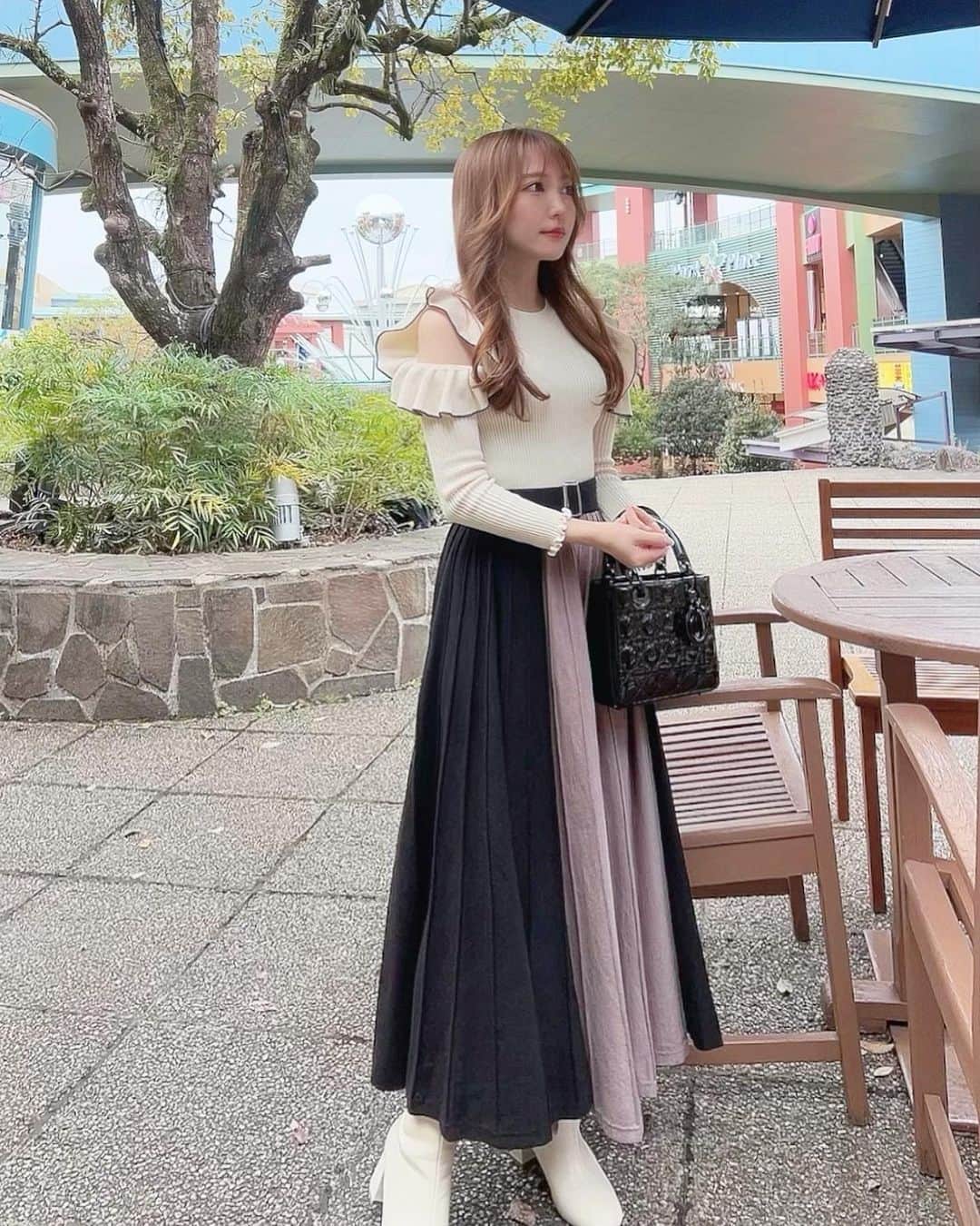 のインスタグラム：「♡ 昼間あったかいけど夜寒い🍁 秋好きなのに一瞬でおわるから悲しい🥹 . このニットスカート肌触り良すぎて 着心地最高だった🥳ꔛ‬♡ @knit_jemade_official  . ZOZOTOWNでtime sale中なので 是非チェックしてみて〜🫶 . . . . . . #knitjemade#ニットスカート#秋コーデ#冬コーデ#コーデ#ファッション#コーディネート#ニット#photo#fashion#カフェ巡り#大分カフェ#大分グルメ#デートコーデ#zozotown購入品#zozotown#プチプラコーデ#グレイル#グレイルコーデ#grl#サロモ#被写体#cafe#lunch#着回しコーデ#148cmコーデ#followme#instagood#like4like#pr」