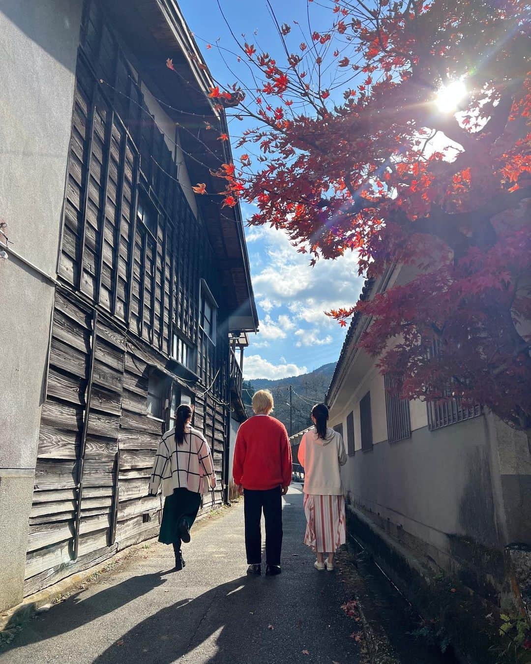 近藤千尋のインスタグラム：「紅葉🍁が綺麗だった日❤️ ひーぼぉくんの実家のある豊田で タイチサン！のロケでした🤍📺 明日オンエアです💕💁‍♀️ 三四郎の相田さんと森アナさんと💓  景色も綺麗でご飯も美味しくて 癒されたなぁ☺️  さて、土曜日の怒涛の習い事の 送り迎えが終わり🚘 私はソファから動けません〜❤️笑  公園いこーって元気すぎる子供たち🧒🧒 へろへろだよ🙋🏻‍♀️ ちょっと待ってくれ🙋🏻‍♀️笑  ウェア @rito_structure  アクセサリー @enasoluna_official  シューズ @randa_pic  #近藤千尋衣装」