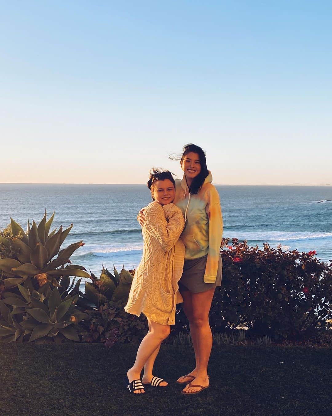 ブリー・オルソンのインスタグラム：「Hope everyone had a great holiday with family and friends! Let the holiday weekend continue w chill vibes 😎🫶🏻」