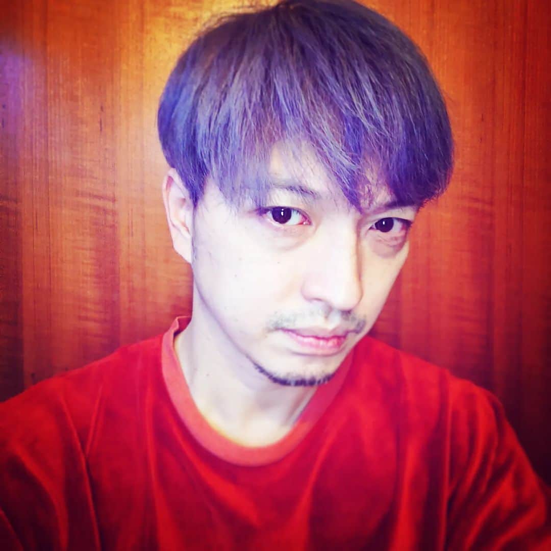 のインスタグラム：「髪の毛を紫にするぐらい気合が入っていた11/27（日）明日のLIVEなんですが俺が濃厚接触者の可能性が出てしまった為に延期させて頂きます。 大変申し訳ありません🙇  スケジュール調整して予約して頂いた皆様には本当に申し訳ないです。  延期の日程が決まりましたらまた告知させて頂きます。 俺は元気です🙇」