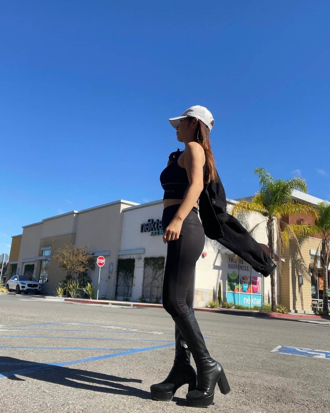 黒田美耶子のインスタグラム：「暫くの間、ロサンゼルスを離れラスベガスで生活してみました。 ラスベガス来るのは恐らく15回目くらい。飽きない街ではありますが、ラスベガスが好きと言うよりは、ロサンゼルスからラスベガスに行く道中の景色が好きでラスベガスに行きたい💕となるのかもしれません。（アップルバレーが美しい）  1年ぶりに訪れたラスベガスは、更に変化を遂げていました。 私が行った週はF1があり、大きなコンベンションが２つ完成されており、野外コンサート会場も巨大なものが出来ていて、賭け事だけでなく、更なるエンターテイメントがバージョンアップされている感じがありました。 エンターテイメント業界にいる私としては、ラスベガスでのエンタメ業界に足を踏み入れてみてもいいのかな？とも考えたのですが、いやいやいや、、、ロサンゼルスほどのおしゃれなエンタメ世界はないなと思います🥹  まあ、ラスベガスは狭いしね… 砂漠の中に街があるから冬は寒いし夏は死にそうです。 それに…海がない🥹 やっぱり西海岸最高🙃 しかしながら、アメリカの拳銃による殺人件数はカリフォルニアがダントツで1位🥲 皆さん血の気が多いです。 そんな血の気が多いところの方が私は好きです。戦える感じがする。大阪人やからかな？  #california  #lasvegas  #砂漠 #modelagency #entertainment」