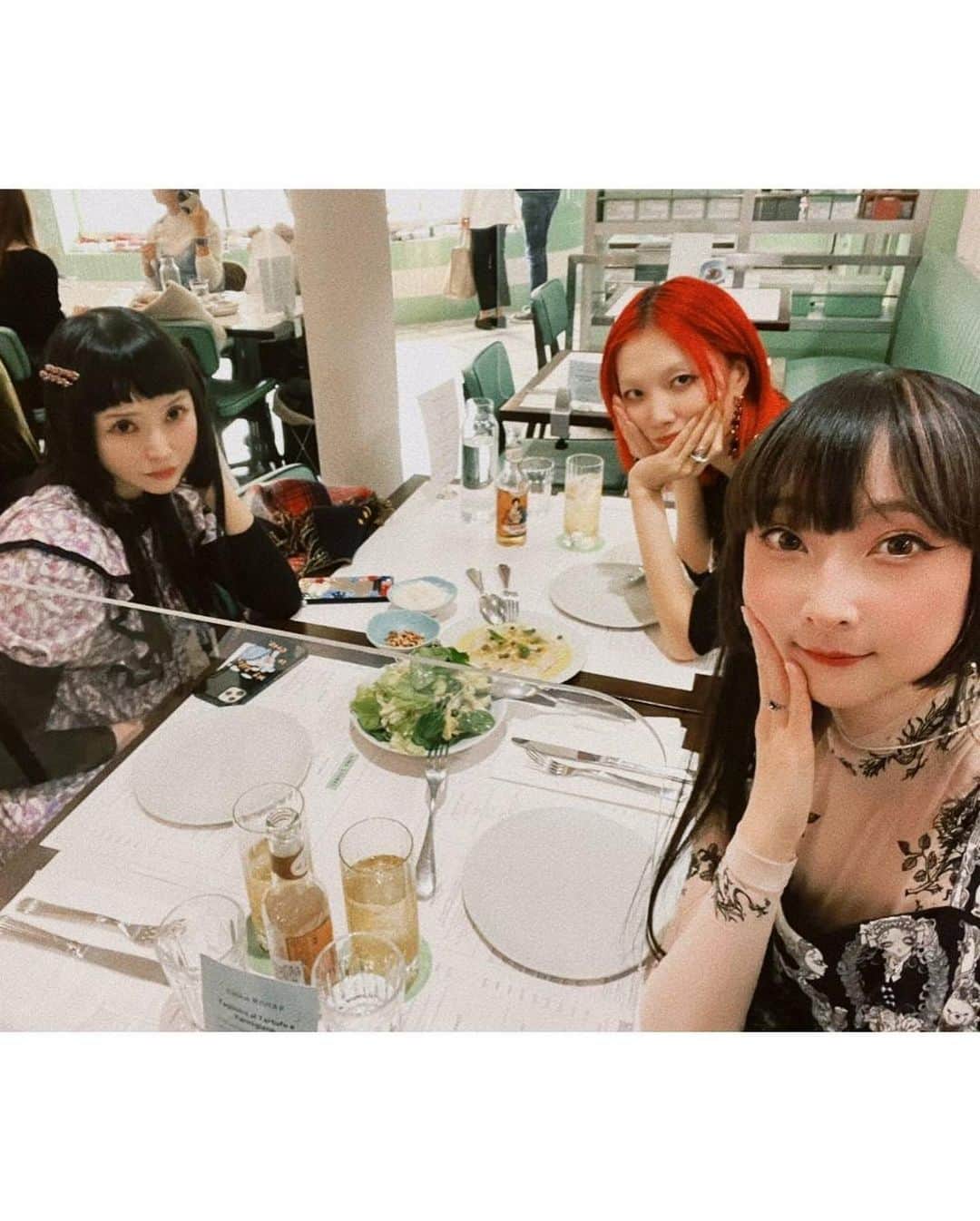 TORICOのインスタグラム：「お店も2人も可愛かった🖤  リンリンが私とすーちゃんをイメージして作ってくれた アクセサリーをつけてます。 すーちゃんもつけてる🖤  リナストアズ、なんか気分いいし、お店の人も優しいし、トリュフパスタ美味しいし、すき  @linastoresjp」