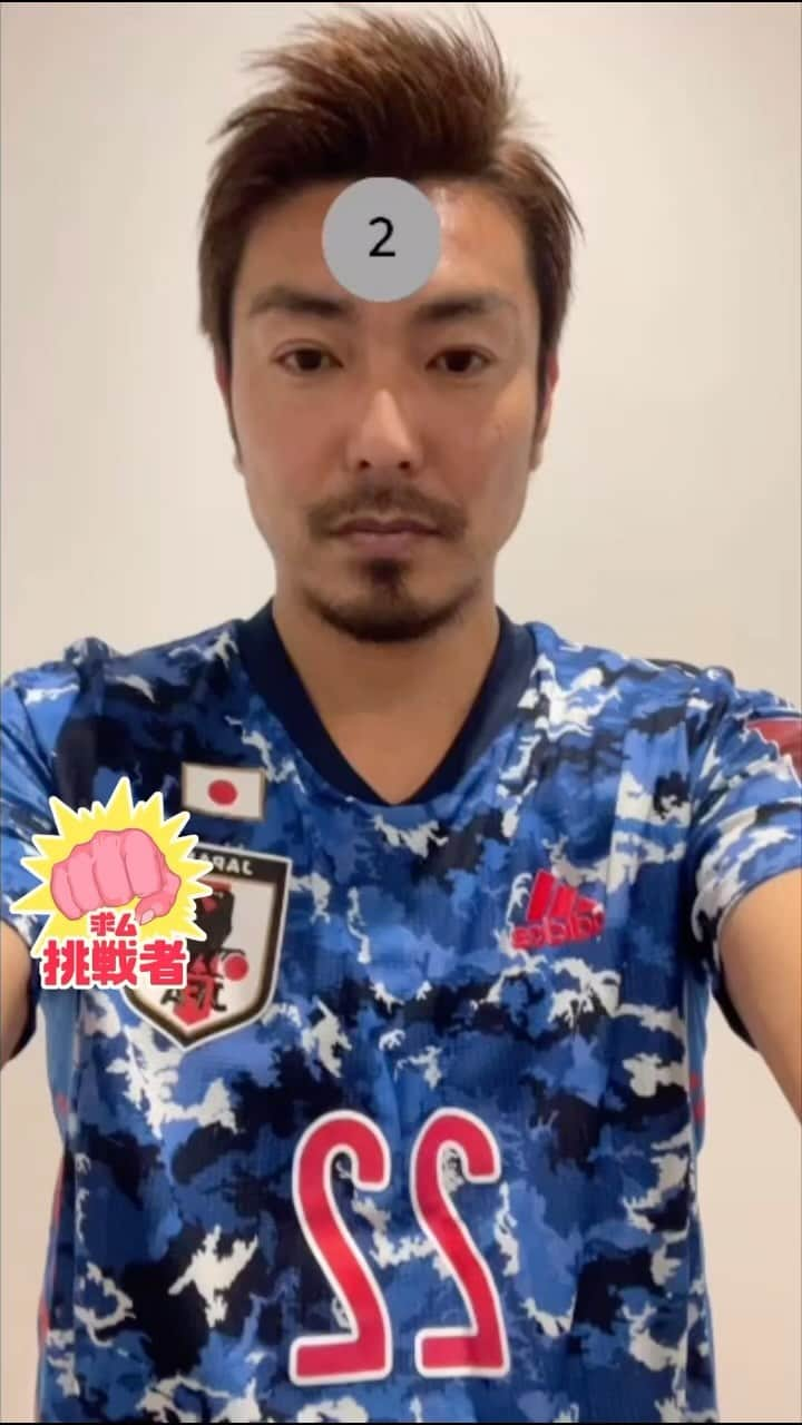 田代有三のインスタグラム：「こないだのドイツ戦前にヘディングしたら日本勝利したので景気付けに‥ これ挑戦3回目でふざけてやったのにこの回数行ったけどやっぱりヘディングの才能ある？！⚽️ みんなも挑戦してみてー！ エフェクトのチェックという所でSoccer って調べたら出て来るよ #ワールドカップ #ドイツ戦 #自分との戦い」