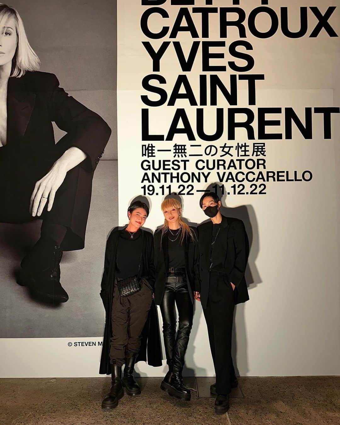 PELIさんのインスタグラム写真 - (PELIInstagram)「YVES SAINT LAURENT  Betty Catroux ／唯一無二の女性展 ♟opening reception 🌑  真っ黒な空間とジャケット、レザーパンツでピリッとしつつ、黒好きな私には居心地が最高なDJでした🖤大好きなダークテクノで🥷  パリのイヴ・サンローラン美術館、上海のMOCAでも開催されたエキシビジョンが寺田倉庫で12/11まで開催中です。 サンローランカフェとブックストアも楽しめます🕶  #YVESSAINTLAURENT  #bettycatroux #唯一無二の女性展 #ysl」11月26日 16時12分 - peli4649