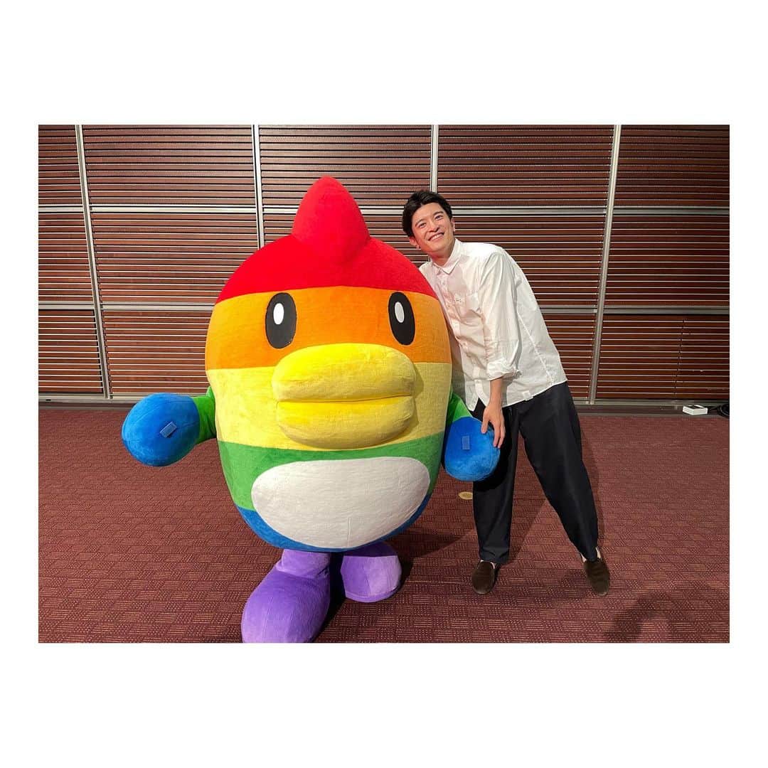 篠原光のインスタグラム：「. 今年の誕生日は休日ということで、 のんびり昼まで寝て、 ホラゲー実況流しながらパルデア地方を探検中です🎮 やってる事は18の頃と変わりませんね、結局🤔  お祝いのメッセージなどもいただきありがとうございます！ 毎年言っているけど、誕生日に限らずこうしてメッセージとか頂く度にSNSやっててよかったなあと思います😌  全然更新してないけどめちゃめちゃ見てます！ いつもありがとうございます！😂  #写真は #にじモとばったり会った時のやつ #華やかだから #ちょうどいいかなって #にじモとばったり #とは  #ハピナンデスも #にじモも #ふかふかしてる #毛並みが #かわいい  #今年は #誕生日っぽい写真なかった #休日だからね #休日最高！！」