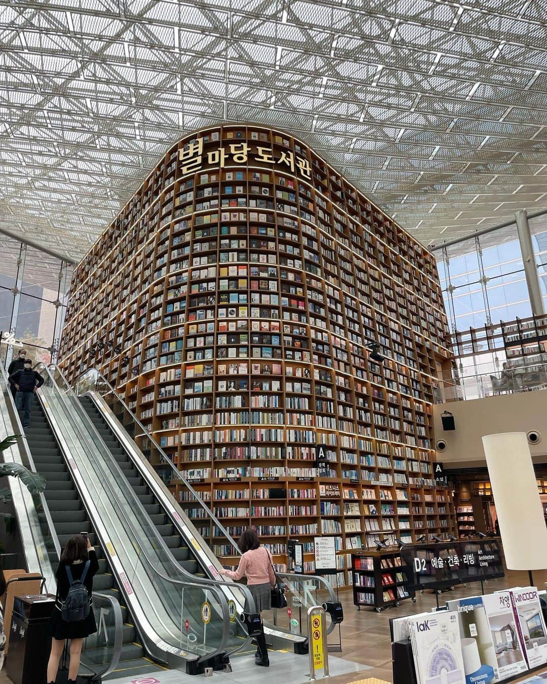 農海姫夏さんのインスタグラム写真 - (農海姫夏Instagram)「空間がすごかった📚 #韓国」11月26日 16時22分 - hina_noumi