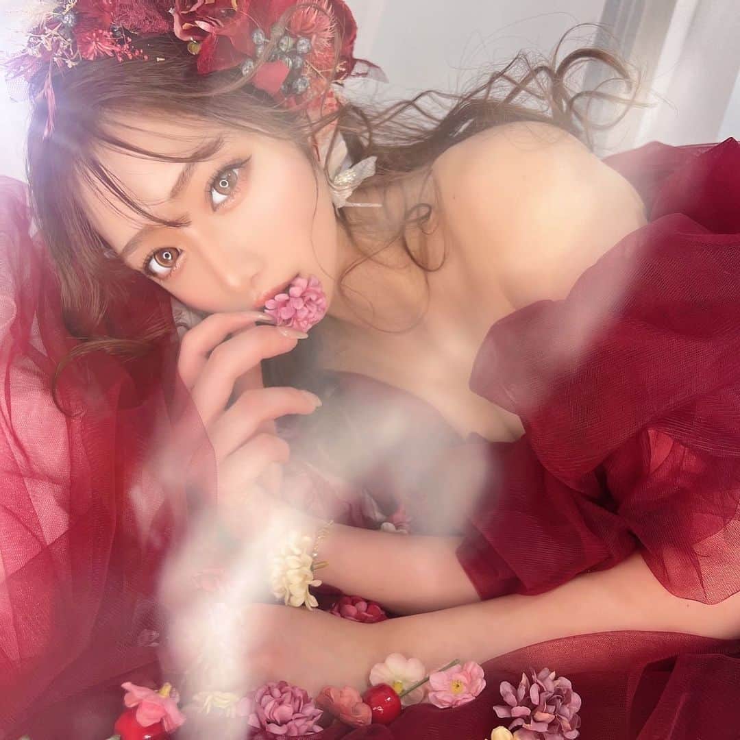 堀井大輔のインスタグラム：「☆☆☆☆☆☆☆☆☆☆☆☆☆☆☆☆ 〜撮影までの流れ～ ・ 撮影時間の10分前に到着 衣装選んで頂き、先に着替えてもらいます。(10分) ヘアアレンジ話し合ってスタイル決めて 作っていきます。(25分) メイクは本人で、この時間にメイク足してもらったり。 飾りつけ終わったら、撮影スタート(25分) 終わったら、20分ぐらい自撮り時間あります。 TikTok撮る方も多いです。 自撮りしてる間にairdropでデータ送ります。120枚前後。 撮影は、携帯でアプリ使ってします。 ホリージョ撮影の世界観が好きな方 依頼ください🙇‍♂️ ・ #ホリージョ撮影 #ホリージョ」