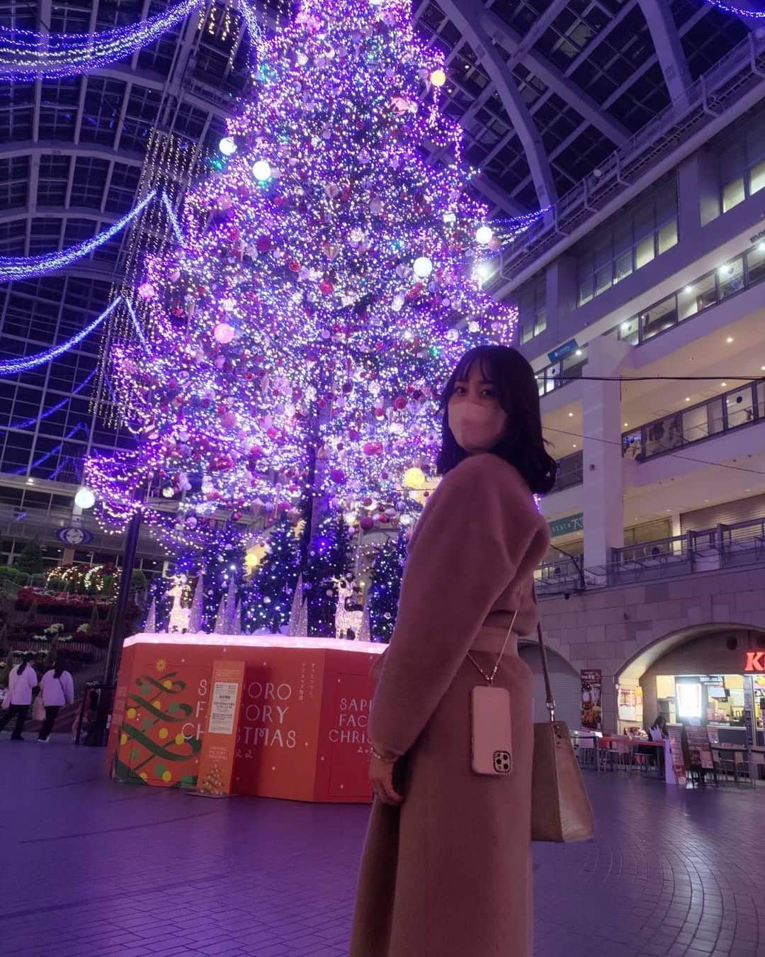磯田彩実のインスタグラム：「. 先ほどはドタバタゲリラライブしてしまいました😂🌈🙏🏻  また今度ゆっくり配信します🫡  #クリスマスツリー#綺麗だった #きょうじゃないんだけど #ファクトリー  #バタバタな1日  #完」