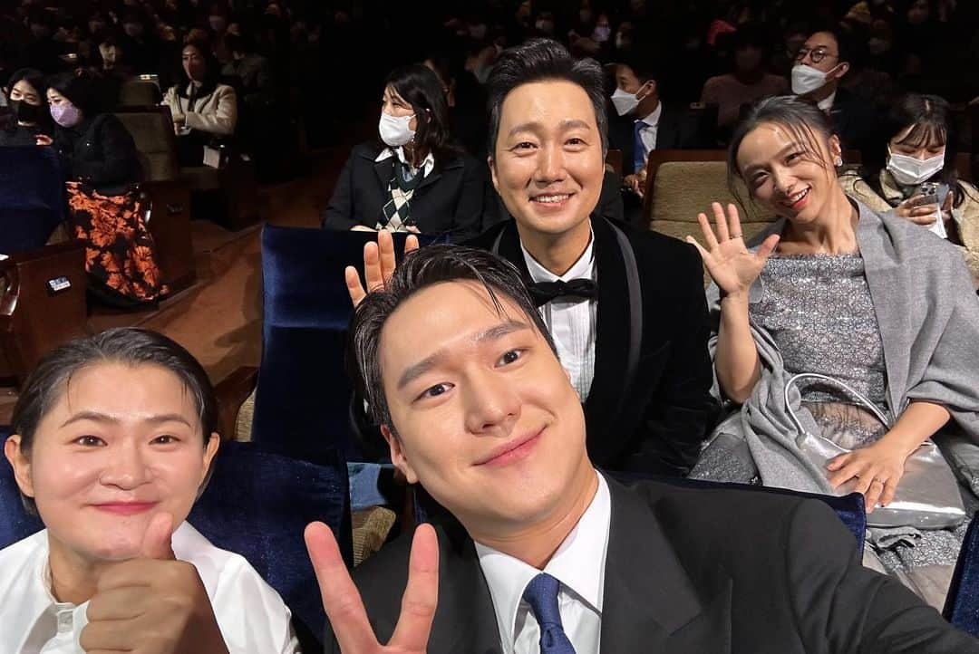 キム・シニョンさんのインスタグラム写真 - (キム・シニョンInstagram)「#청룡영화상 #헤어질결심 #마침내 #6관왕 #박찬욱감독님 #박해일 #탕웨이 #이정현 #고경표 그리고 함께 영화를만들어주신분들 감사합니다」11月26日 17時01分 - ksy83s