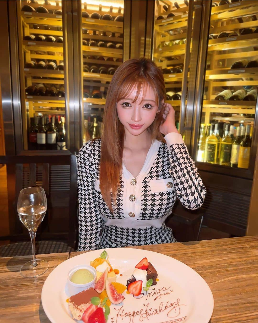 真優川咲のインスタグラム：「#🇮🇹#🍽#🍝#🎂#🥂 ✨  お友達の#お誕生日 を#素敵なお店 #grigiolatavola 【 @grigio_la_tavola】 でお祝いしました🧁💕  ゆったりまったり#美味しい料理 を食べながら 沢山語ってhappyな一時..🥰🎵  みゅん👩🏻‍🍳おめでとう〜💕🎂🎉✨ 素敵なトシにしようね😘 #グリージョ  #赤坂ディナー #赤坂グルメ #Love #happy #birthday #friends #咲グルメ💋」