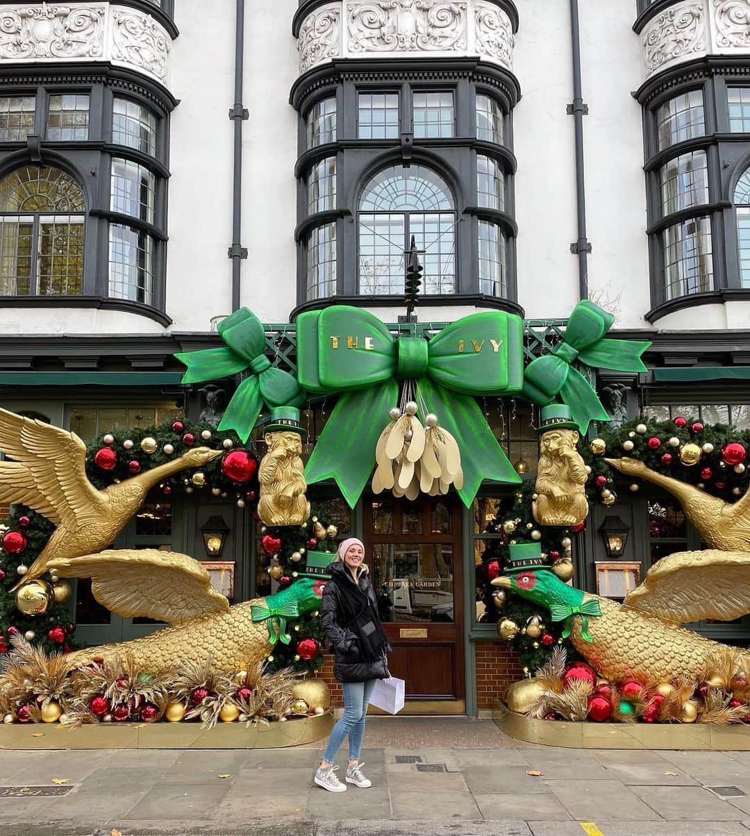 コスタス・ランプルーのインスタグラム：「Festive season 🥰⭐️🎄❤️🧸☃️🥰 @koslamprou #London」