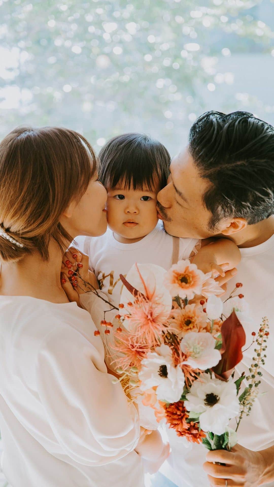 小松あやのインスタグラム：「. 人生って「今しかない瞬間」とはよく言いますが、子育てって「今しかない」というよりは、「2度と戻らない瞬間」って感じることの方が多い気がします𓂃‪𓃱𓈒𓏸  子育てしてる時って、ついついバタバタしてしまって、いろんな表情いろんな仕草を見ているようで、やはり生活に追われてしまう。だから「今」を感じられる瞬間ってあんまりなくて、何かの瞬間にふと、「ああ、もうあの日のちっちゃかった娘は2度と戻らないんだな」って過去を思い返して、成長を感じられて嬉しい反面、逆にすごく切なくなったりもする。 　 　 子育てしてる当事者たちはもう日々精一杯で、今を慈しんで丁寧に生きたり、ちょっとした表情や微細な仕草まで、記録しておくことはもう不可能だから🐋 　 だからこそ、他人の目から見る「今この時の娘がどんな子だったか」「今の私たちがどんな家族だったのか」を残してもらうことって、すごく新鮮で、大事なのかな。 　  その時の子どもの姿を写真ではなく、映像で残すベイビーフィルム🎞日本ではまだあまり主流ではないようですが、おすすめしたい思い出の形です。 我が家は娘の1歳記念に撮りました𓂃𓈒𓏸 　 　 ANGE @noren.ange さん、 すてきなベイビーフィルムを作っていただき、ありがとうございました✨ 　　 　 #babyfilm #ベイビーフィルム #ニューボーンフォト #家族写真 #子どもの成長 #記念撮影 #familyphotos」