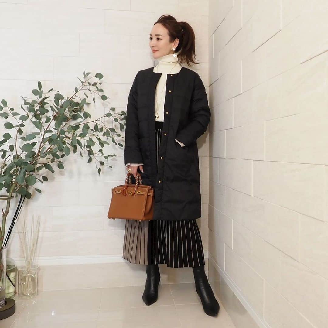 星玲奈のインスタグラム：「ロングのダウンコートをキレイめに着るなら、こんなスッキリシルエットもいい❤️ この日は全身　@kuih_store のアイテム😊  軽くて暖かくて ワンピースやスカートなど、きちんとめなお洋服のときにも合うので重宝❤️ 今なら @kuih_store の公式LINEで、20%offのクーポンがもらえるそうですよー😍（11/28月の14時まで📝） ・ #クイ#kuih #kuihst #kuihスト @kuih_store」
