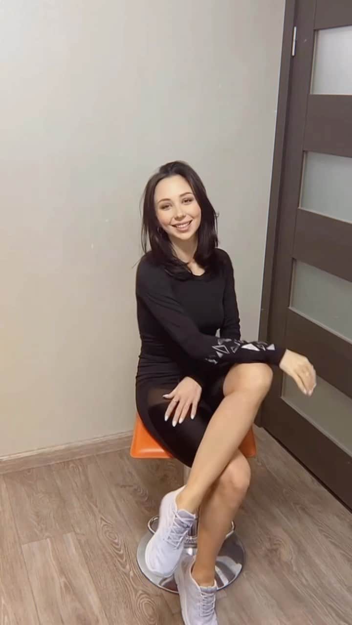 エリザベータ・トゥクタミシェワのインスタグラム：「Когда ты носишь вещи, которые очень нравятся, чувствуешь себя увереннее. Замечала?  На тренировке это не менее важно, чем в офисе. Попробуй с Demix, собери свои крутые образы в зал здесь.  #demix #demixteam #demixtraining #спорттамгдеты」