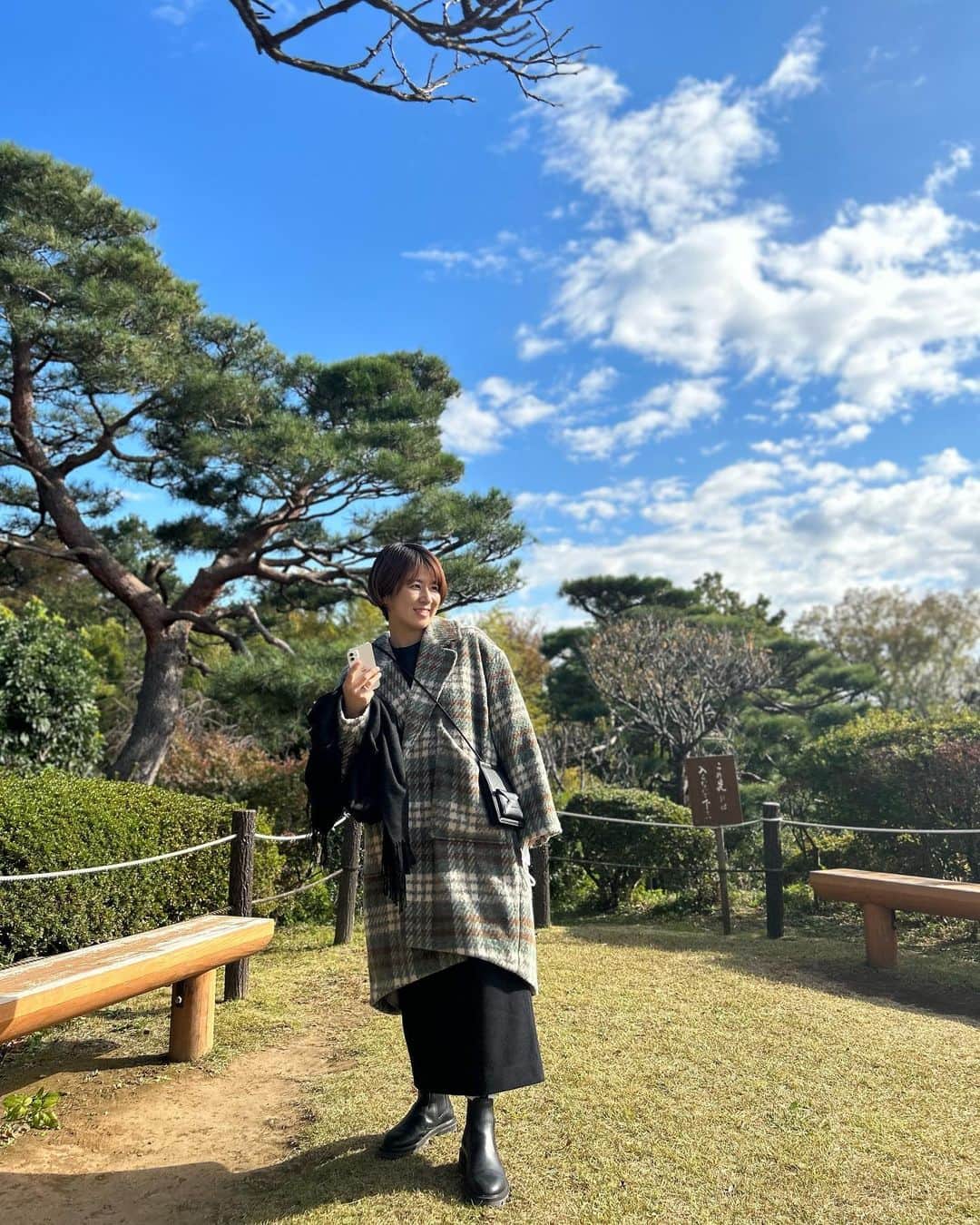 のインスタグラム：「・ ・ Ciel’air のコートをメインで考えたコーディネートだよ🤭💜 ・ サメちゃんにも可愛いって言われて嬉しかったです。 ・ コートって重いイメージあるけどこれは軽くて暖かい✨最高✌️ ・ 後ろから見たカタチも可愛い💕 ・ ・ #cielair #コートコーデ  #私服  #スタイルバイミー」