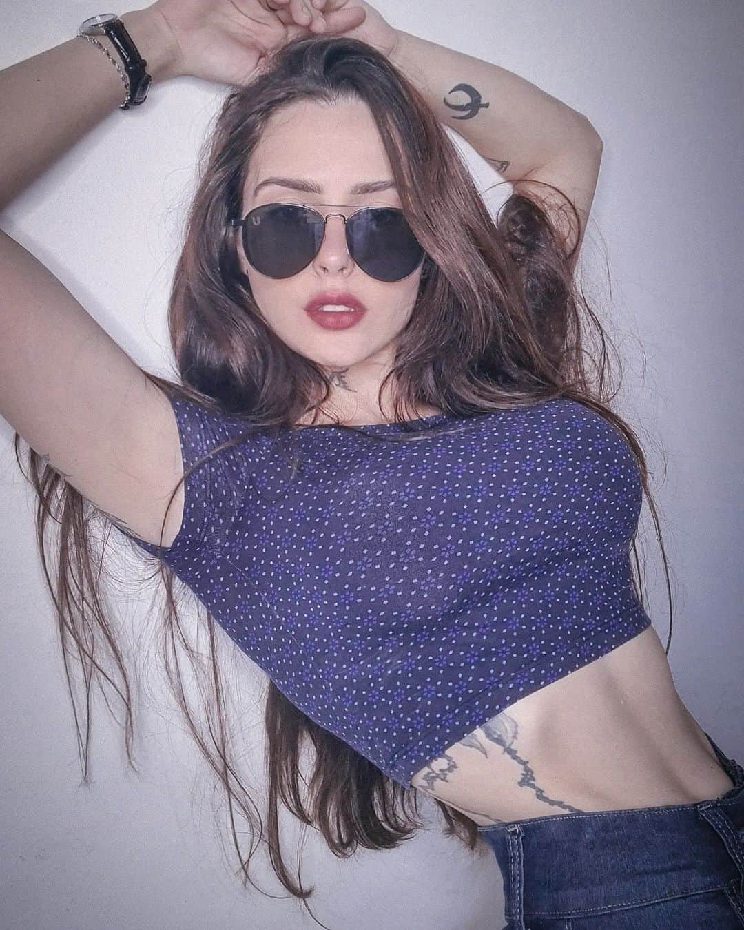 Anna Vargasのインスタグラム：「Uma foto para biscoitar nesse sábado. 💅🏻 Curtiu meus óculos? São da @urban.police . A Urban tem um modelo mais lindo que o outro, são óculos leves e confortáveis, com proteção solar e com preços inacreditáveis!!! E ainda tá rolando promo até 30 de Novembro (pague 1 leve 2 🤘🏻😎). Corre lá. 😉 . . #eyewear #sunglasses #oculosdesol #urbanpolice」