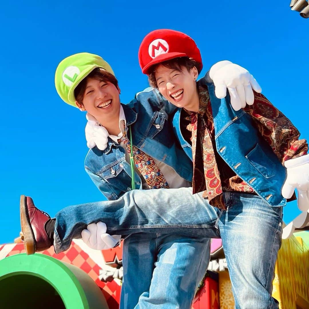 ひなたのインスタグラム：「あいらぶユニバに行ってきました！ あさひとデニムリンクコーデで♡  マリオジャンプしすぎて足が筋肉痛になってまた足太くなる予定できて幸せ♡笑  あさひとユニバに行ったのは家族で行った5年ぶりくらいで、やっぱりまたみんなで行けたらなぁと。 お父さん歯茎剥きまくって笑ってたなぁ。 あの日以来あんなに大興奮したお父さんみてないかもなぁ。笑  この日はExpress Passでギュギュッと待ち時間短縮してギョギョっと遊び尽くしてきました♡ しかもスーパー・ニンテンドー・ワールドに確実に入れるようにもなるからめちゃイイよなぁ。  冬やのに超ホットなUSJのRED HOT CHRISTMAS、ふたことで言うと、最&高でした。  締めはめっちゃ近くのザシンギュラリホテル&スカイスパアットユニバーサル・スタジオジャパンっていうホテルに帰って、2人で余韻にどっぷり浸る夜にしました。笑  @universal_studios_japan @asahi1114da  #USJ#ユニバ#NOLIMIT#クリスマス#PR  ※撮影時のみマスクを外しています」