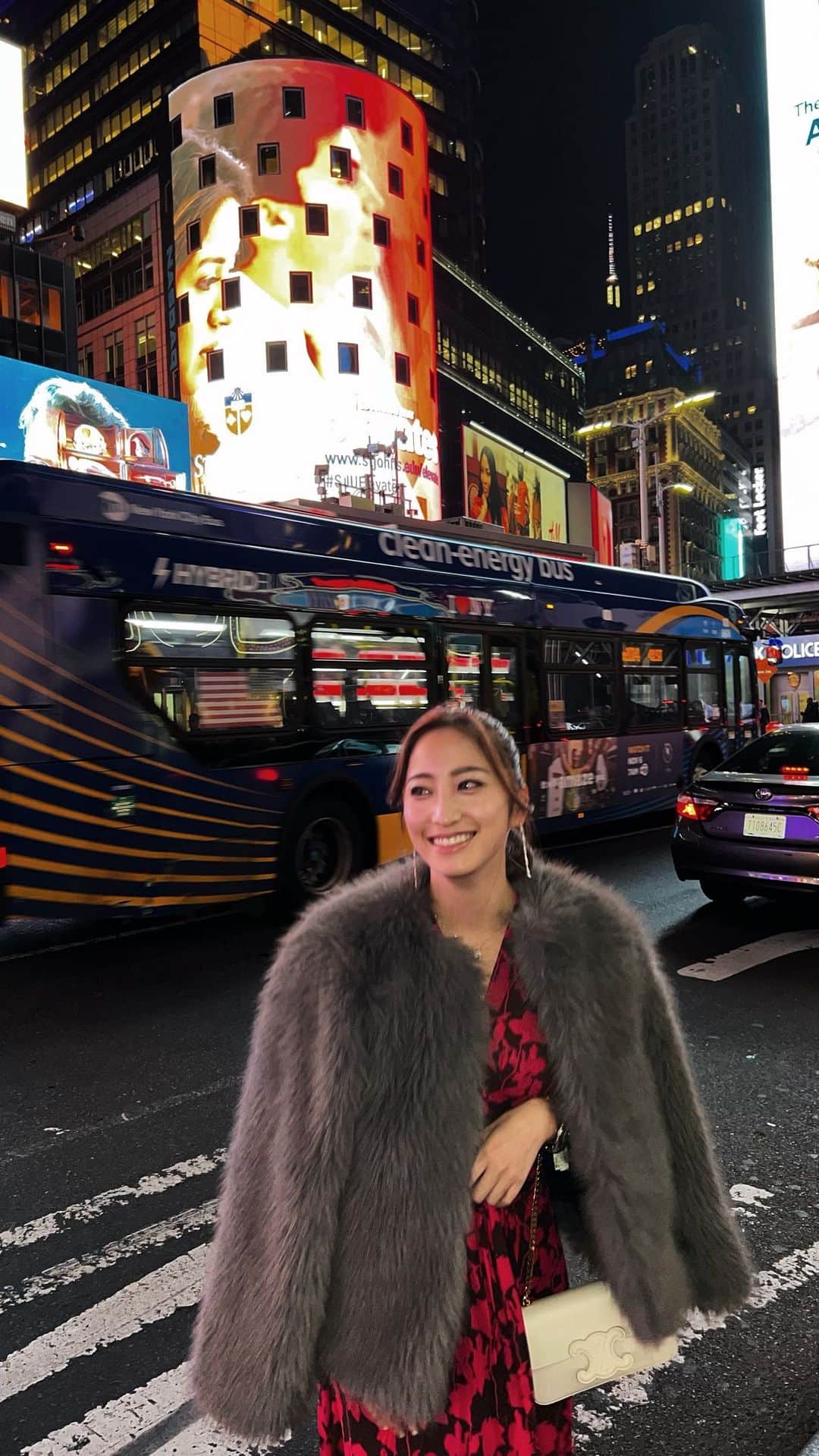 のインスタグラム：「眠らない街タイムズスクエア😆🌃✨ 深夜なのにネオンキラキラ✨ 人人人人人👥 すごい賑わいでびっくり！！！！  楽しみにしていた ブロードウェイミュージカルは ディズニーアニメも実写版も大好きな アラジンにしたよ👸🏼🤴🏼🧞‍♂️🏰💖  笑いあり、感動するシーンもあり 美しい舞台ステージ、衣装、歌、ダンス🕺🕺 目でも耳でも楽しめて帰りは幸せな気持ちで 自然と笑顔になった☺️💕💕 時差で眠気に勝てず、、、 最後の一番大事なシーンを少しだけ 見逃したのは秘密😴🤫😭笑  #timessquare #broadway #aladdin  #タイムズスクエア #ブロードウェイミュージカル #アラジン」