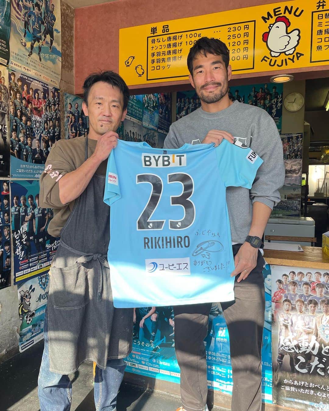 杉山力裕のインスタグラム：「ふじや様  シーズン終了の挨拶に行きました。毎日選手たちのお昼ご飯を作ってくれてありがとうございました！今シーズンもふじやさんのおかげで過密日程を戦い抜く事が出来ました。 現役中はほとんど食べる事がなかった揚げ物も後ろめたい気持ちなく食べる事ができるので、これからふじやさんの唐揚げを遠慮なくいただきます！ でも太りすぎに気をつけます。笑  @fujiya_karaage_obentou  #ふじや #からあげ #お弁当 #アビスパ福岡 #ケータリング」