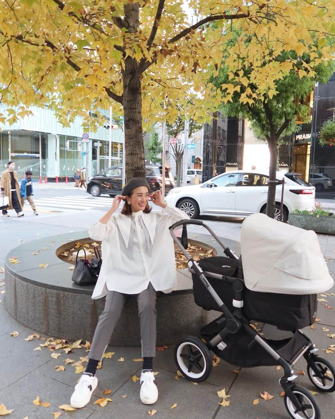 Mai Wakimizuのインスタグラム：「今日のcoordinate♡バイカラーブラウスにイージーパンツ。この合わせはもう鉄板！グレーを爽やかに見せたい時は黒ではなくネイビー合わせが可愛い♡靴下、靴、鞄をネイビーでまとめた＼(^o^)／そして私が毎日帽子を被ってるのは、はい、産後のおハゲちゃんだからです♡笑 母がそうとは知らず娘は順調に爆毛です。笑 tops&pants:#linkable @linkable_official  stroller:#bugaboo @bugaboojapan」