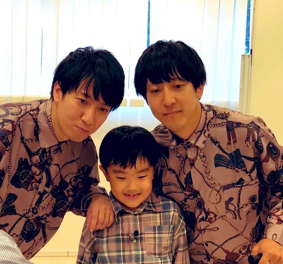 松本竹馬のインスタグラム：「探偵ナイトスクープ「僕のパパはそいつどいつ」ありがとうございました！  京都に住んでいる僕と同じ顔の依頼者さんに会ってきました。  依頼者さんがアメトークに出ていた僕を見て、あまりに似ていたため、「これ、パパだよ。」と自分の子どもに嘘をついたのが事の始まり。 それを信じちゃった子どもが、小学校で友達や先生に「僕のパパはそいつどいつという芸人なんだ。」と言いまくり、とうとう自分も将来の夢は「パパみたいな芸人になること！」と言い出したため、子どもに真実を伝えに行くというロケでした！  だいぶ感動したので、是非見てください！  #そいつどいつ #松本竹馬 #探偵ナイトスクープ #京都の竹馬」
