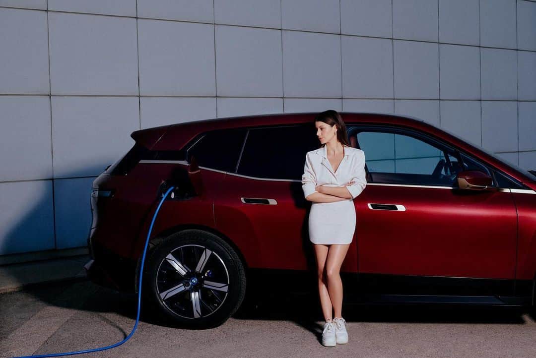 ベレン・サートさんのインスタグラム写真 - (ベレン・サートInstagram)「Yeni çağın öncüsü tamamen elektrikli yeni BMW iX ile daha sürdürülebilir bir geleceğe doğru yol alıyorum.⚡️ @bmwturkiye isbirligi」11月26日 20時46分 - berenn_saat