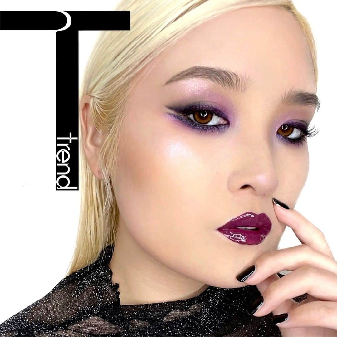 M∙A∙C Cosmetics Japanのインスタグラム：「今シーズンのパープルメイクは甘くきらめくラベンダーから、大胆で快活なバイオレットへと進化💜目もとや口もとに鮮やかなパープルを纏って、ワンランク上の旬顔にトライして✨ #VaVaViolet #MACTrend  ＜ルック使用製品＞ ＊EYES ・パウダー キス アイシャドウ／サッチ ア チュール（目頭） ・スモール アイシャドウ／ダーク ルーム（目頭広め＆下まぶた） ・M·A·C カラー エクセス ジェル ペンシル／バ バ バイオレット（上まぶたアイライン） ・M·A·C カラー エクセス ジェル ペンシル／グライド オア ダイ（下まぶたアイライン） ・スモール アイシャドウ／カーボン（上目尻＆下まぶた全体） ・ダズルシャドウ／シャイン デライト（眉下＆ハイライト） ・ダズルシャドウ リキッド／パンサータイズド（下まぶたアイライン上）  ＊LIP ・ラブ ミー リキッド リップカラー／ビーン ゼア, プラム ザット ・リップガラス／クリア  Makeup by @m.a.k.o3」