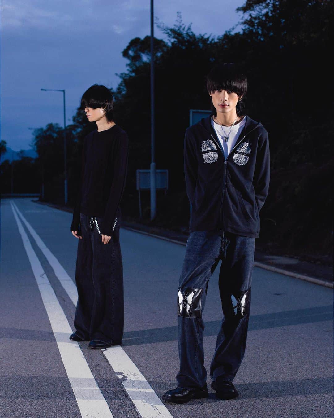 のインスタグラム：「Our new EP “Callous Room” will be out on December 3rd at midnight (pre-save link in bio)🦇  12/3(Sat) にニューEP、“Callous Room”をリリースします。プロフィールのリンクからぜひご予約ください！  Photography @oscarchik Makeup @heisanhung Photography assistant Gloria Tang Production @adhocsolns @troublegirlmkii」