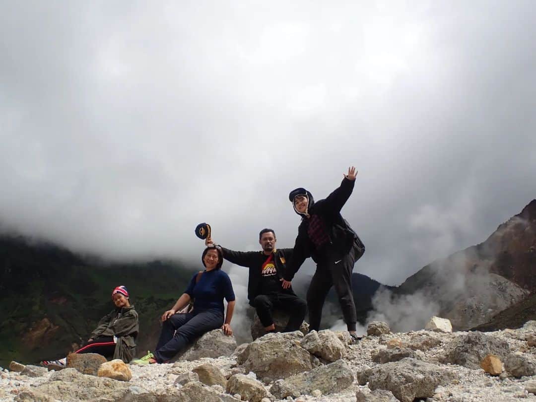 ソア さんのインスタグラム写真 - (ソア Instagram)「Papandayan Mountain passed☝🏻 Bring back 1 month ago, when our leg feels like almost gone😁📉」11月26日 21時08分 - mutiararlene