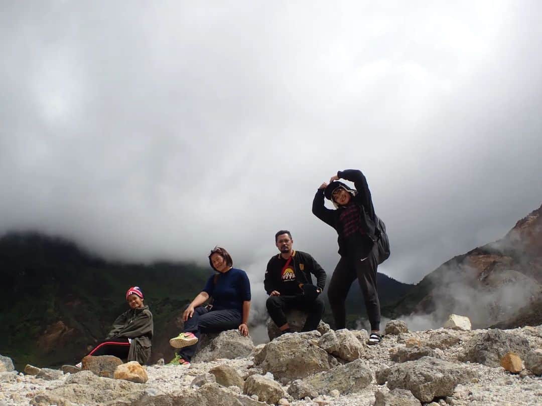 ソア さんのインスタグラム写真 - (ソア Instagram)「Papandayan Mountain passed☝🏻 Bring back 1 month ago, when our leg feels like almost gone😁📉」11月26日 21時08分 - mutiararlene