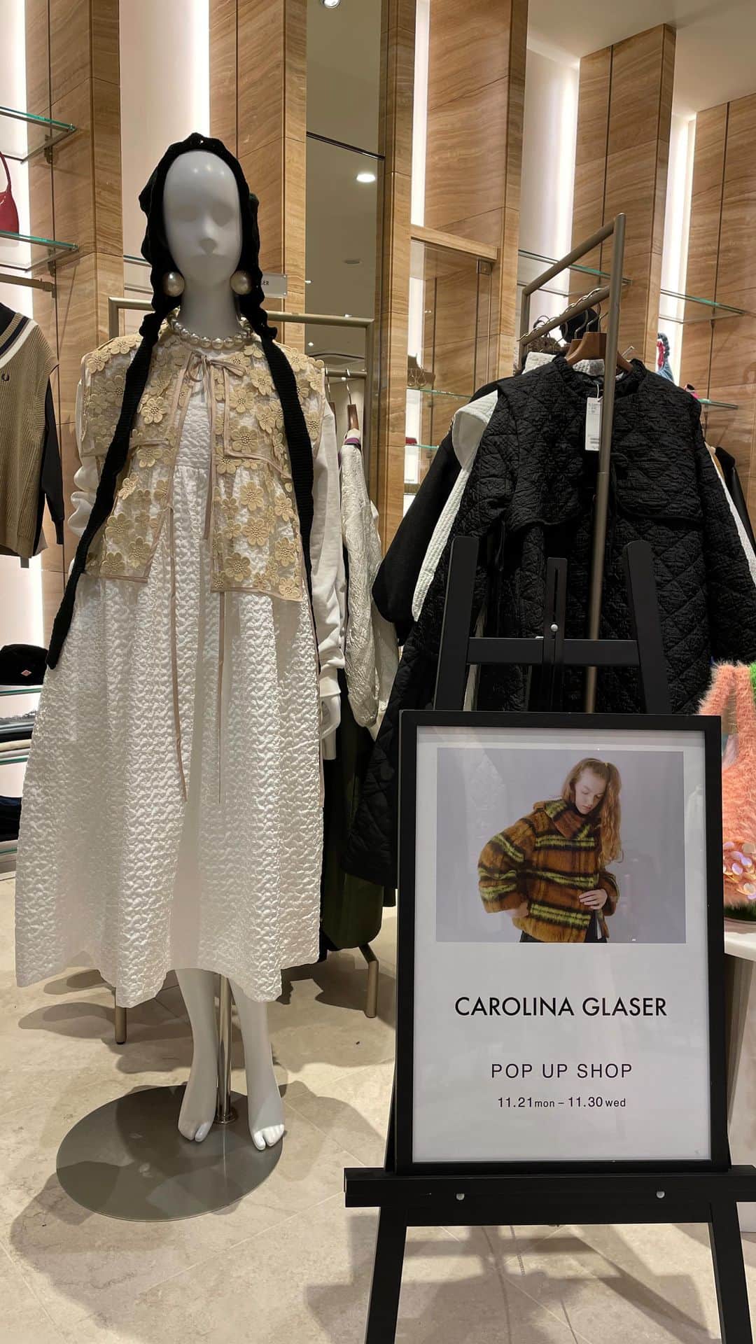 カロリナグレイサーバイシェリールのインスタグラム：「2022年11月21日（月）～11月30日（水） @beams_kumamoto にてPOP UP SHOP 開催中💓」
