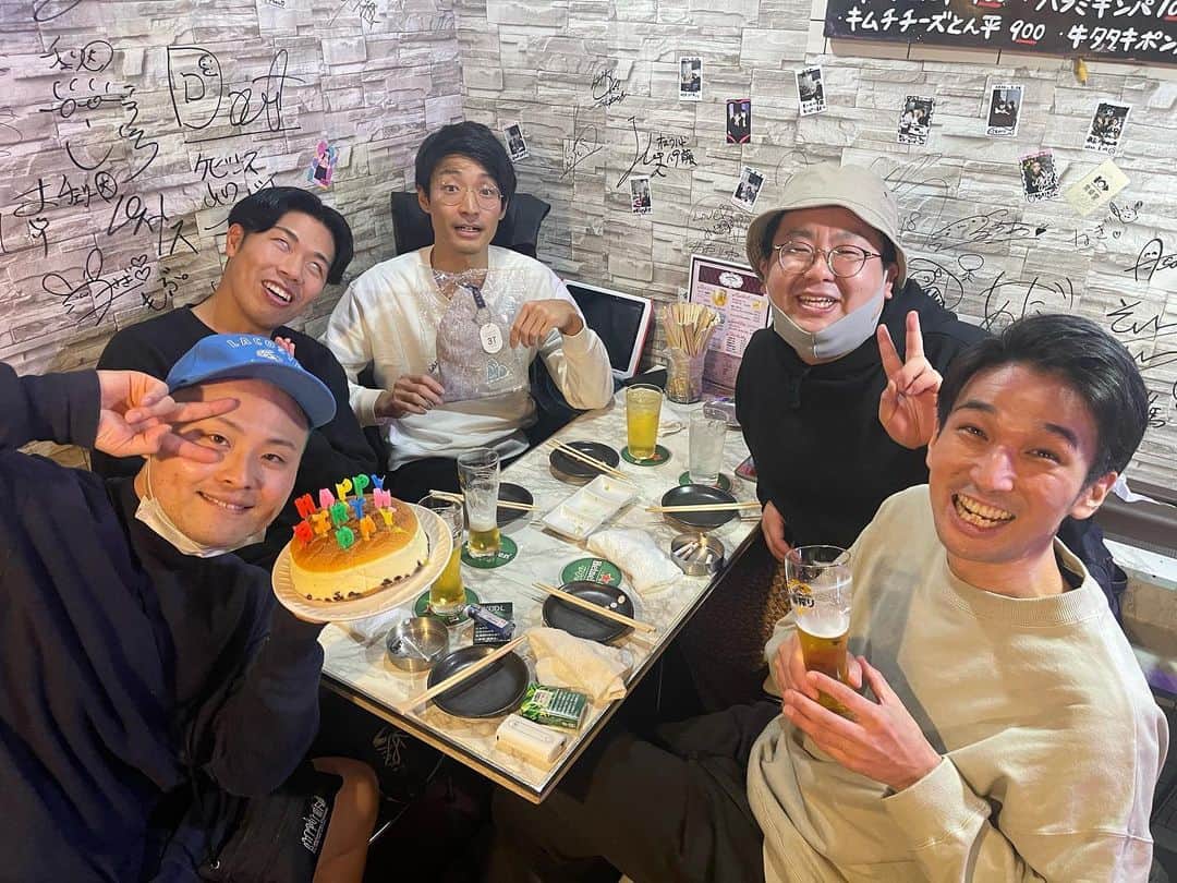 大村ジーニアスのインスタグラム：「みんなにサプライズで誕生日 祝ってもらいました🥹  それでは久しぶりに。 それでは読んでください「誕生日」  それは秋が終わる頃  僕は相方のヴァニと 動画の撮影をしていた。  するとヴァニから 「テジュさんの店、コース予約してたのキャンセルなったらしくて ご飯あるし食べにおいで！って連絡来たわ！どうする？」 って聞かれて二つ返事で僕は 「行く」と答えた。  撮影も終わり、テジュさん(元芸人の先輩)のお店『スルバム』へ  するとポケモンのバトルを 待ち構えるように 店の前で同期の“やまぐちたけし"が 立っていた。  「どうやらお連れもいるのね？」 僕は言った。  ヴァニとやまぐちたけしは 仲が良いのでいつも一緒だ。  そして店内へ行くと 奥の席に同期の "ラニーノーズ 山田"と 同じく同期の "20世紀 シゲ"が 座り散らかしていた。  「おいっす！！！あれ？2人も 来てたんや！」 僕はびっくりした。  山田、シゲ、やまぐちたけしも びっくりしていた。  するとみんながヴァニに質問する。  「これ何のあつまり？？」  ヴァニは凄く笑顔だった。  すると20世紀の バケットハット担当のシゲが 啖呵を切った。  「おい！俺とやまぐちが居るって事は、誰か誕生日やろ？？？なぁ？？」  9月のヴァニの誕生日も 去年の僕の誕生日も シゲとやまぐちは一緒だったので そのなごりでの発言だろう。  するとやまぐちも言った。  「ほんまや！！！俺らそろったら そういう事や！！！！」  すると山田が言った。  「あれ？今日って 誕生日会じゃないの？」  するとヴァニは 「そうかもしれんなぁ」  そして僕は何も知らないので 「俺も誕生日終わってるしなぁ！ テジュさんの誘いじゃないの？」  ここで全員の顔が曇りはじめた。  全員が楽しく話を進める中で 心の中では 「一体、今日は 何のあつまりなのだろう。」 そう思いながらご飯を食べる。  正解を知るのは全員を誘った ヴァニ 1人だけだ。  するとみんなが1杯目を注文して すぐあたりにヴァニが立ち上がって 僕の後ろのカウンターにいる テジュさんに近づきこう言った。 「今ください！！」  するとテジュさんは 「今！？！？」  僕にだけこのやりとりは聞こえていた。  すると料理が出てきてすぐなのに  電気が消えて 「ハッピーバースデートューユー♩」 ケーキが来た。  そこからとりあえずは サプライズだという事に僕も 気が付いたので喜んだ。  「ありがとう！！！嬉しい！！！」  そこからサプライズは終わったもののモヤモヤが消えない。  店に入ってすぐ シゲとやまぐちが言った 「俺らおるって事は誰か誕生日？」  山田が言った 「今日？誕生日会じゃないの？」  思い出していた所で 山田から 誕生日プレゼント。 サウナハットをくれた。 ありがとう。  いや。それでもおかしい。 僕がサプライズでびっくりするのは わかる。本日の主役なのだから。  シゲとやまぐちは 祝う事を知らなかったみたいだ。  「山田だけずるいって〜 俺らも買ってきたって 知ってたら！！」  罵声が飛び交う。  色々話してると 今回、この様なサプライズに なったのはヴァニが 全員に嘘をついて 無理やりでも集めた結果 このような形になってしまったのである。  これは僕を祝う為に 必死になってくれたのであろう。  来てくれたみんな。 ありがとう。  そしてヴァニ  サプライズをありがとう。  読んでもらってありがとうございました！！」