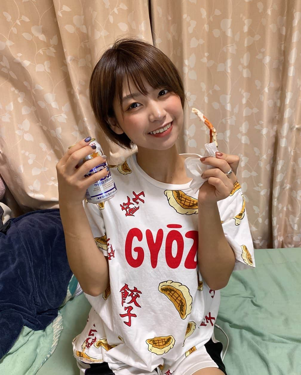 小坂田純奈さんのインスタグラム写真 - (小坂田純奈Instagram)「蟹を持った餃子🦀🥟  #お酒好き女子 #酒好き女子 #ビール好き #ビール女子 #ビール好き女子 #おうち飲み」11月26日 21時50分 - official_junata