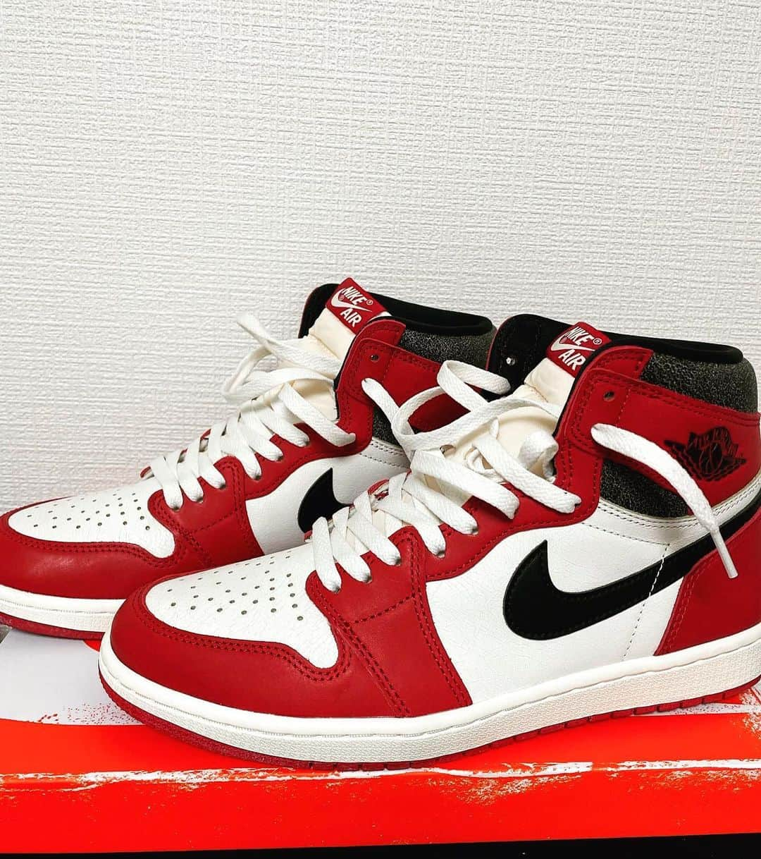 立岡宗一郎のインスタグラム：「7年ぶり復刻のCHICAGO届きました😍  #snkrs  #gotem  #nike #airjordan1chicago」