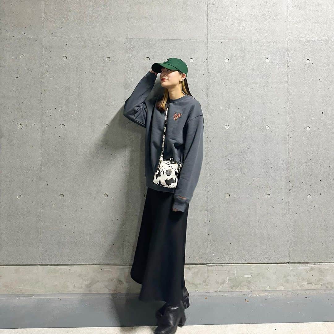 佐藤華純のインスタグラム：「. . 【 #hdex 】 . 最近トレーナーにスカート合わせることが多い〜🐩🖤 . スカートでも甘々ファッションにならないし、楽だしハマってます。 . #hdx #エイチデックス  #トレーナーコーデ #キャップコーデ  #トレーニングウェア #ジム  #韓国ファッション #ootd  #pr」