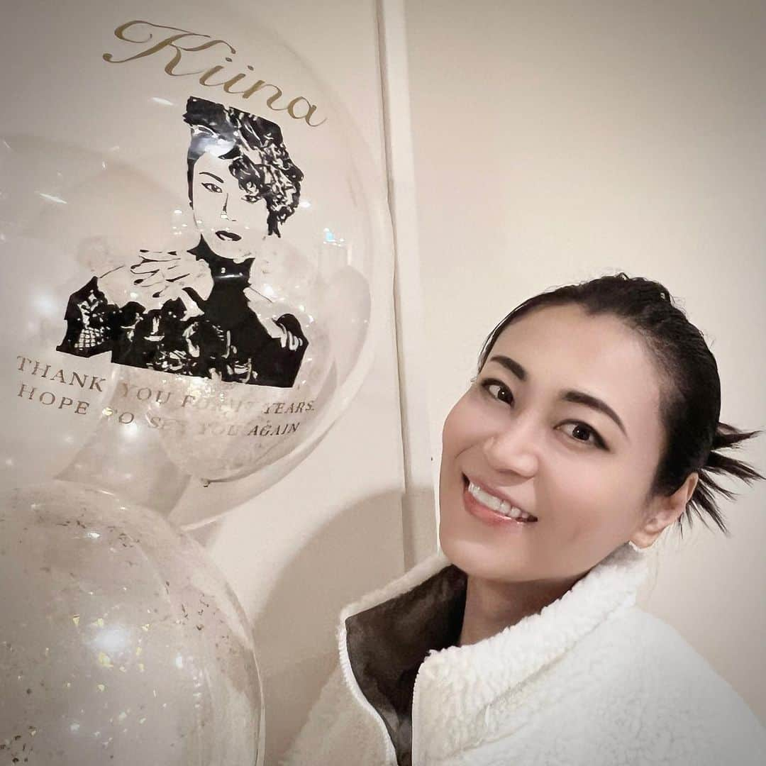 氷川きよしさんのインスタグラム写真 - (氷川きよしInstagram)「22年間毎年必ず開催させていただいた大阪フェスティバルホールでのLIVE。  思い出せば心が張り裂けそうに苦しい時、悲しい時、どんな顔してステージに立てばいいかわからない時もあったりもしました。でもそこには心あるあたたかい拍手と愛があり、それがエネルギーでした。  長い時間ずっとステージに立てたのもお客さまとたずさわるスタッフの皆さまおかげです。  本当に本当にありがとうございました♪  またいつか帰って来れたら嬉しいな。  ずっと心の片隅でいいから氷川きよしというキャラクターがいたというのを忘れないでください💓  by Kiina  #氷川きよし #hikawakiyoshi #kii #kiina #kiinatural #キヨラー」11月26日 22時10分 - hikawa_kiyoshi_official