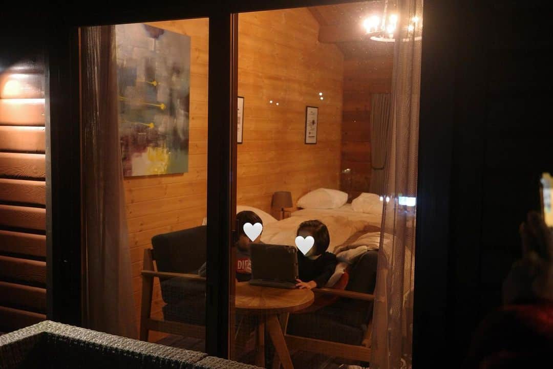 透水さらさのインスタグラム：「ロッジでひたすらYouTube  仲良しのお友達と夜更かしで自由にYouTube観れるなんて天国なんだろうな😅」