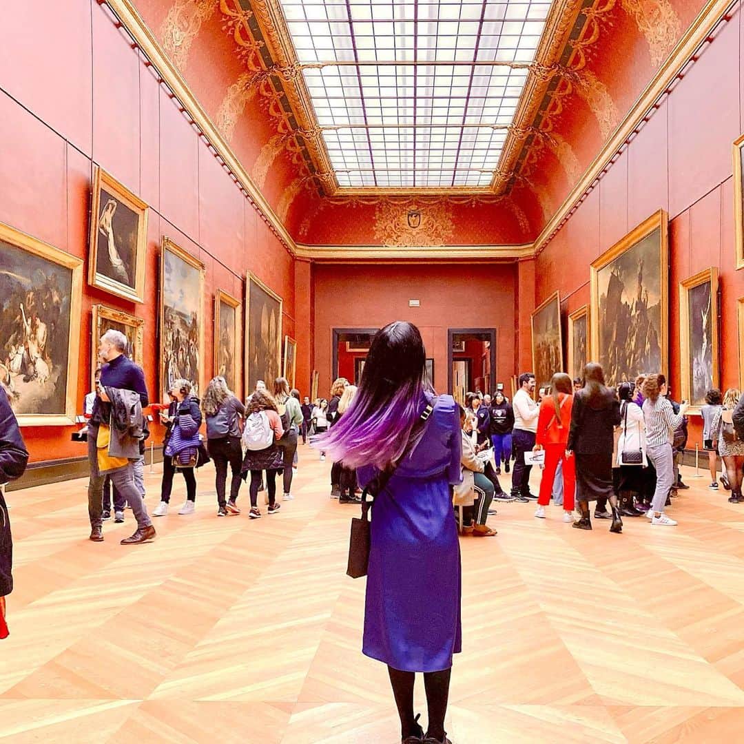 常深史織さんのインスタグラム写真 - (常深史織Instagram)「フランス最後の場所🇫🇷 #ルーブル美術館  ヨーロッパに行く前に、 よりフランスを楽しむために 『ダ・ヴィンチコード』を見直したからより感動があった💫  とにかく広いので、 見るもの厳選して 代表な作品を中心に回ったよう⭐︎  #ドゥノン翼 にある  #モナリザ　 　とにかく人が多くて目の前まで本物のモナリザがみれたのが奇跡✨ 一緒に自撮りできたし最高🤳 目が動かないかなぁとじっと見つめてた😂  #サモトラケのニケ 　みんなに話すたびにサモトラケのニケ知らないというんだけど、そんなに有名ではないのかな？？ 小学校の時に知ってまじでこれ見たすぎて発見した時震えた🥹 神々しくて一生見てられる。 　 待ち時間が少ない時間帯が 閉園時間間近が良いらしくて 16時ごろ入ったけど、それでも人が多かったから ピーク時間は恐ろしいかもww 入るだけで1時間程かかるらしいw （ほとんど待ち時間なく入れました🫶）  今回#ミロのヴィーナス を見ることができなかったから 次回こそはみたい🥹 　 フランス編はこの辺りで✨ 次回の国はどこになるでしょう〜🍝  #フランス #france  #ヨーロッパ #ヨーロッパ旅行  #民衆を導く自由の女神  #louvremuseum  #louvre #louvrepyramid  #louvreparis  #ルーブル #monalisa  #wingedvictory」11月26日 22時32分 - sioripopn