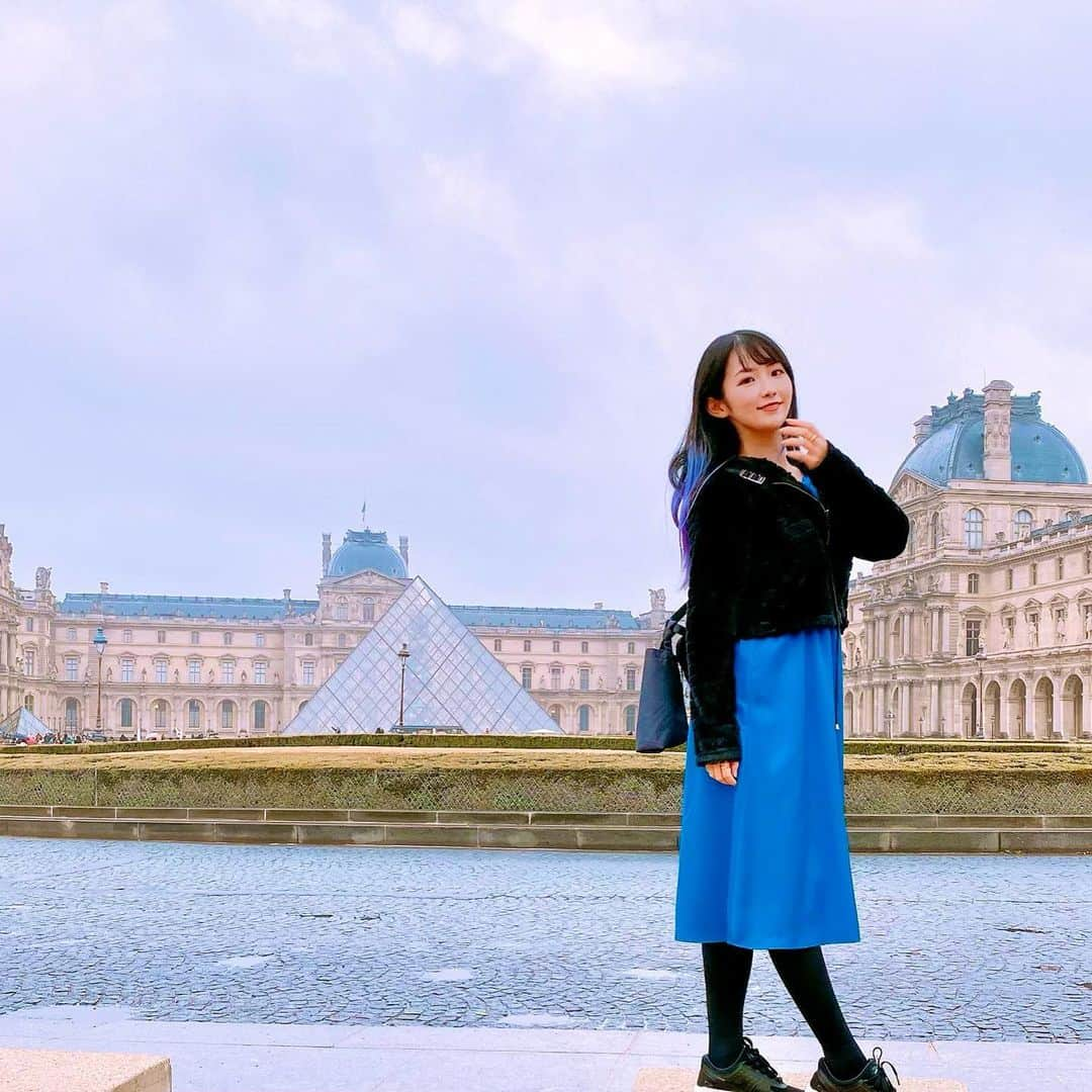 常深史織さんのインスタグラム写真 - (常深史織Instagram)「フランス最後の場所🇫🇷 #ルーブル美術館  ヨーロッパに行く前に、 よりフランスを楽しむために 『ダ・ヴィンチコード』を見直したからより感動があった💫  とにかく広いので、 見るもの厳選して 代表な作品を中心に回ったよう⭐︎  #ドゥノン翼 にある  #モナリザ　 　とにかく人が多くて目の前まで本物のモナリザがみれたのが奇跡✨ 一緒に自撮りできたし最高🤳 目が動かないかなぁとじっと見つめてた😂  #サモトラケのニケ 　みんなに話すたびにサモトラケのニケ知らないというんだけど、そんなに有名ではないのかな？？ 小学校の時に知ってまじでこれ見たすぎて発見した時震えた🥹 神々しくて一生見てられる。 　 待ち時間が少ない時間帯が 閉園時間間近が良いらしくて 16時ごろ入ったけど、それでも人が多かったから ピーク時間は恐ろしいかもww 入るだけで1時間程かかるらしいw （ほとんど待ち時間なく入れました🫶）  今回#ミロのヴィーナス を見ることができなかったから 次回こそはみたい🥹 　 フランス編はこの辺りで✨ 次回の国はどこになるでしょう〜🍝  #フランス #france  #ヨーロッパ #ヨーロッパ旅行  #民衆を導く自由の女神  #louvremuseum  #louvre #louvrepyramid  #louvreparis  #ルーブル #monalisa  #wingedvictory」11月26日 22時32分 - sioripopn