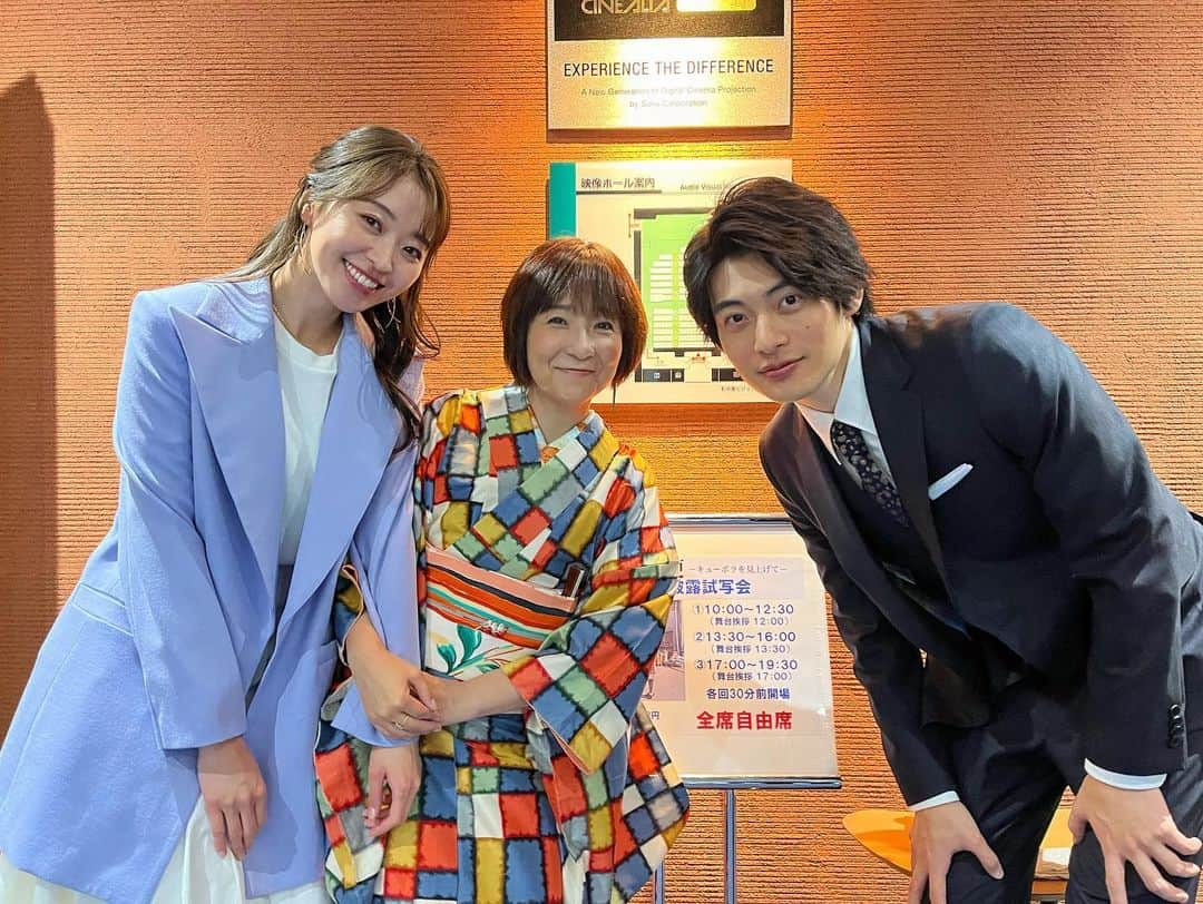 中川知香のインスタグラム：「🎥 今日は映画 #車線変更 -キューポラを見上げて- の完成披露試写会でした。  徐々に今日の出演者が増えていく写真。笑  3年前に撮影した作品。ついに12月30日にMOVIX川口から全国順次公開となります。  舞台挨拶に一緒に登壇することが叶わなかった岡江久美子さんも、今日はいつものような優しい笑顔で見守ってくれていたと信じて。  #平田雄也 さん #村上弘明 さん #藤田朋子 さん #岡江久美子 さん #工藤慎太郎 さん #中川知香」