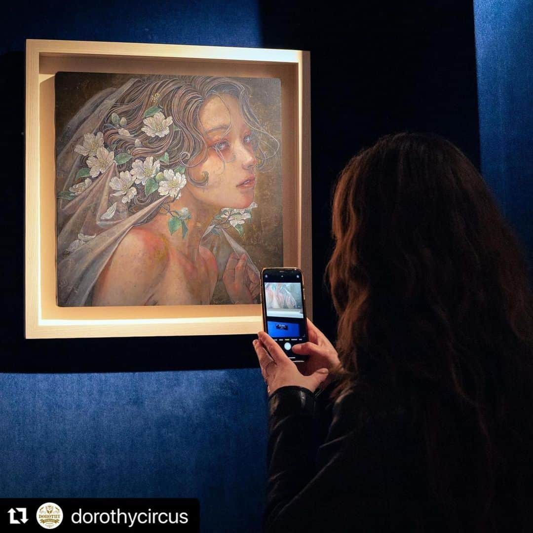 平野実穂さんのインスタグラム写真 - (平野実穂Instagram)「🙏🙏🙏🥰  #Repost @dorothycircus with @use.repost ・・・ Dorothy Circus Gallery is proud to present "Beauties of Nature" by Miho Hirano.  This brand new series is composed of 5 canvasses that guide us through a light-blue spring where plants and creatures meet. Hirano creates a “harmony between nature and humans” that mirrors her own feeling and experience. The Artists thought her canvases resonates with the viewer's emotion, creating a dialogue with the work. • • “Beauties of Nature” by Miho Hirano is now open at DCG London.  Are you ready to join us and enter this world of harmony and beauty with this incredible works?  • • 👩‍🎨 @mihohiranoart • Beauties of Nature by Miho Hirano 🗓 17th November 2022 - 17th December 2022 📍DCG London, 35 Connaught Street • DM us or email at sales@dorothycircusgallery.com to be added to the waiting list • #mihohirano #artworks  #artists  #japan #japaneseart #japanese  #art  #painting  #illustration  #japanesepainting #naturaelements #beautiesofnature #harmony #brightcolour #flowers #femaleinart #平野美穂 #女流画家 #現代美術 #調和 #かちょうふうげつ  #日本美術」11月26日 22時48分 - mihohiranoart