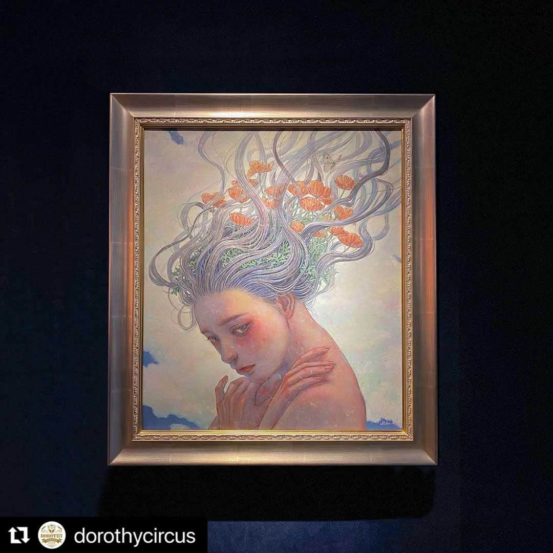 平野実穂のインスタグラム：「🙏🙏🙏🥰  #Repost @dorothycircus with @use.repost ・・・ Dorothy Circus Gallery is proud to present "Beauties of Nature" by Miho Hirano.  This brand new series is composed of 5 canvasses that guide us through a light-blue spring where plants and creatures meet. Hirano creates a “harmony between nature and humans” that mirrors her own feeling and experience. The Artists thought her canvases resonates with the viewer's emotion, creating a dialogue with the work. • • “Beauties of Nature” by Miho Hirano is now open at DCG London.  Are you ready to join us and enter this world of harmony and beauty with this incredible works?  • • 👩‍🎨 @mihohiranoart • Beauties of Nature by Miho Hirano 🗓 17th November 2022 - 17th December 2022 📍DCG London, 35 Connaught Street • DM us or email at sales@dorothycircusgallery.com to be added to the waiting list • #mihohirano #artworks  #artists  #japan #japaneseart #japanese  #art  #painting  #illustration  #japanesepainting #naturaelements #beautiesofnature #harmony #brightcolour #flowers #femaleinart #平野美穂 #女流画家 #現代美術 #調和 #かちょうふうげつ  #日本美術」