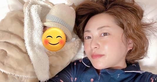 八木菜緒のインスタグラム：「【ご報告】 本日、ベビー爆誕！！  私事で恐縮ですが、この度2022年11月26日に第二子を出産しました。予定日から遅れたものの、安産で2818gの元気な女の子を無事に柏原家へお迎えすることができました。 コロナが収まらない中で2度も1人で出産を経験するとは思いませんでしたが、今回も夫や家族をはじめ沢山の方々のご理解と御支えを頂き、産院の先生や助産師さん、スタッフの皆さんの手厚く細やかなケア・サポートのおかげで非常に落ち着いて穏やかな環境の中で出産に臨むことができました。  経産婦のお産がこんなに早く進んでスルッと産まれてくれるとは思いもよらず、私だけでなく夫も家族もびっくりしております笑。 今回も沢山の方々に支えられ出産を経験できたことに感謝しながら、二児の母としてますます精進して参りたいと思います。 次女はいい風呂の日（11月26日）に誕生してくれたので、落ち着いたら家族で温泉へ行きたいぞ〜♨️  安産で体力も気力も残ってたので、生まれて直後すぐに夫にビデオ電話をしてみました。まだへその緒も繋がったままの状態のベビーを見せられた夫の表情を私はたぶん一生忘れません（笑）  何はともあれ、 産まれてきてくれて、ありがとう。  2022.11.26」