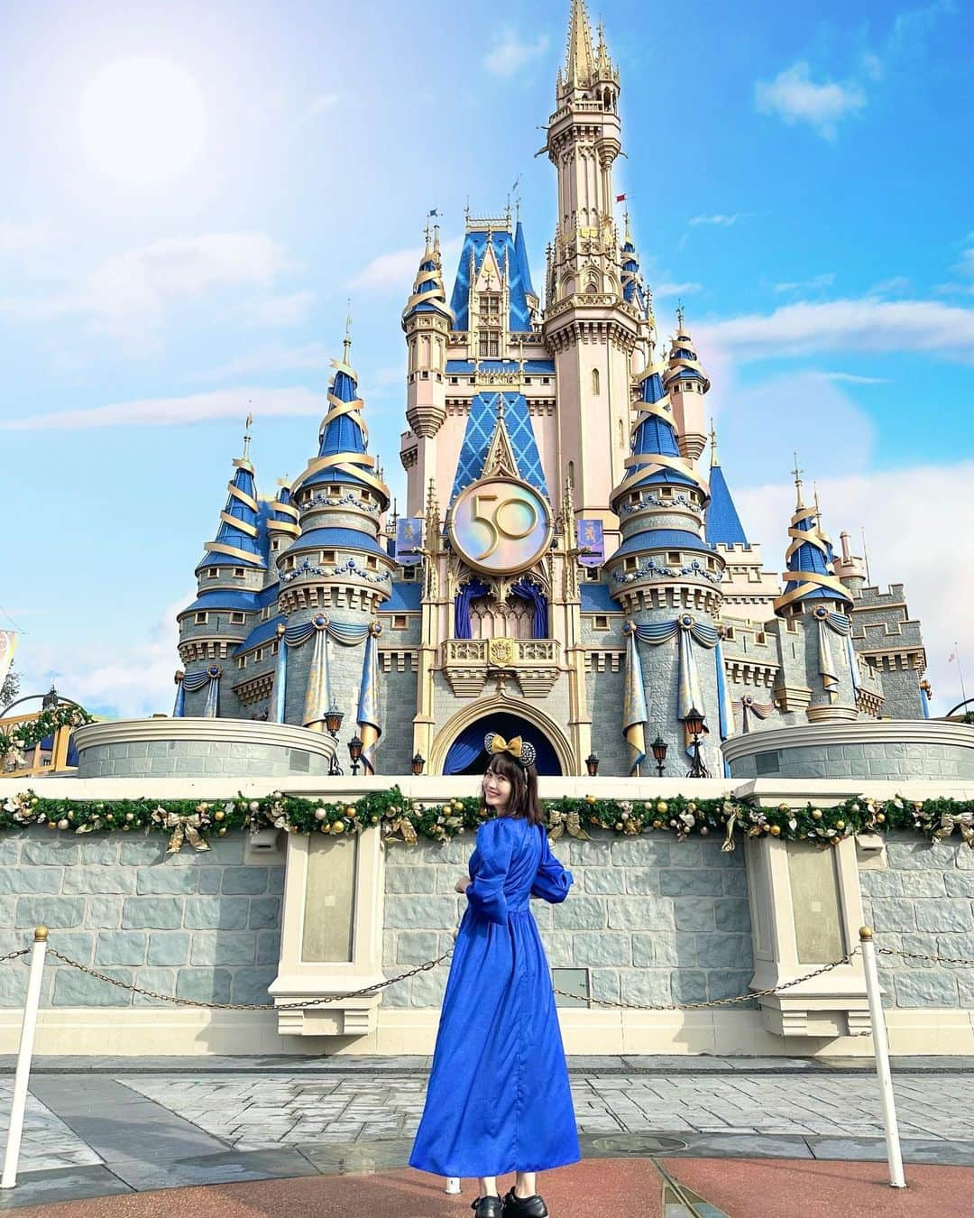 浅井麻里さんのインスタグラム写真 - (浅井麻里Instagram)「🏰WDW✨マジックキングダム🏰 ⁡ 〜Walt Disney World Resort〜 夢のフロリダディズニー❤️ ⁡ ついに来れたーー！！✨🥹 嬉しすぎる✨✨ ⁡ 4パークのうち、どこから行くか迷ったけど、 やっぱり1日目はマジックキングダム💫🏰 ⁡ 入って50周年装飾のお城が見えてきただけで、 目うるうるしてきてた❤️🤣（笑） ⁡ 現地からどこまで投稿できるかわかんないけど、 (リアルタイムとはちょっとずれます) ストーリーにたくさん動画投稿してってるから 見てねー♬ ⁡ WDWストーリーにいいねくれる人 いっぱいいて嬉しい💕 投稿にもいいね待ってます💕☺️ ⁡ ⁡ #ウォルトディズニーワールド50周年 #ディズニーワールド #wdw50周年 #ディズニーワールド50周年 #ウォルトディズニーワールド #フロリダディズニー #海外パーク #海外ディズニー #wdw #waltdisneyworld #wdw50 #wdw50thanniversary #フロリダ #オーランド #ディズニーコーデ #ディズニーランドリゾート #ディズニーワールド  #マジックキングダム #海外旅行 #アメリカ旅行 #ディズニー旅行 #wdwomari」11月26日 22時55分 - mari_asai_625