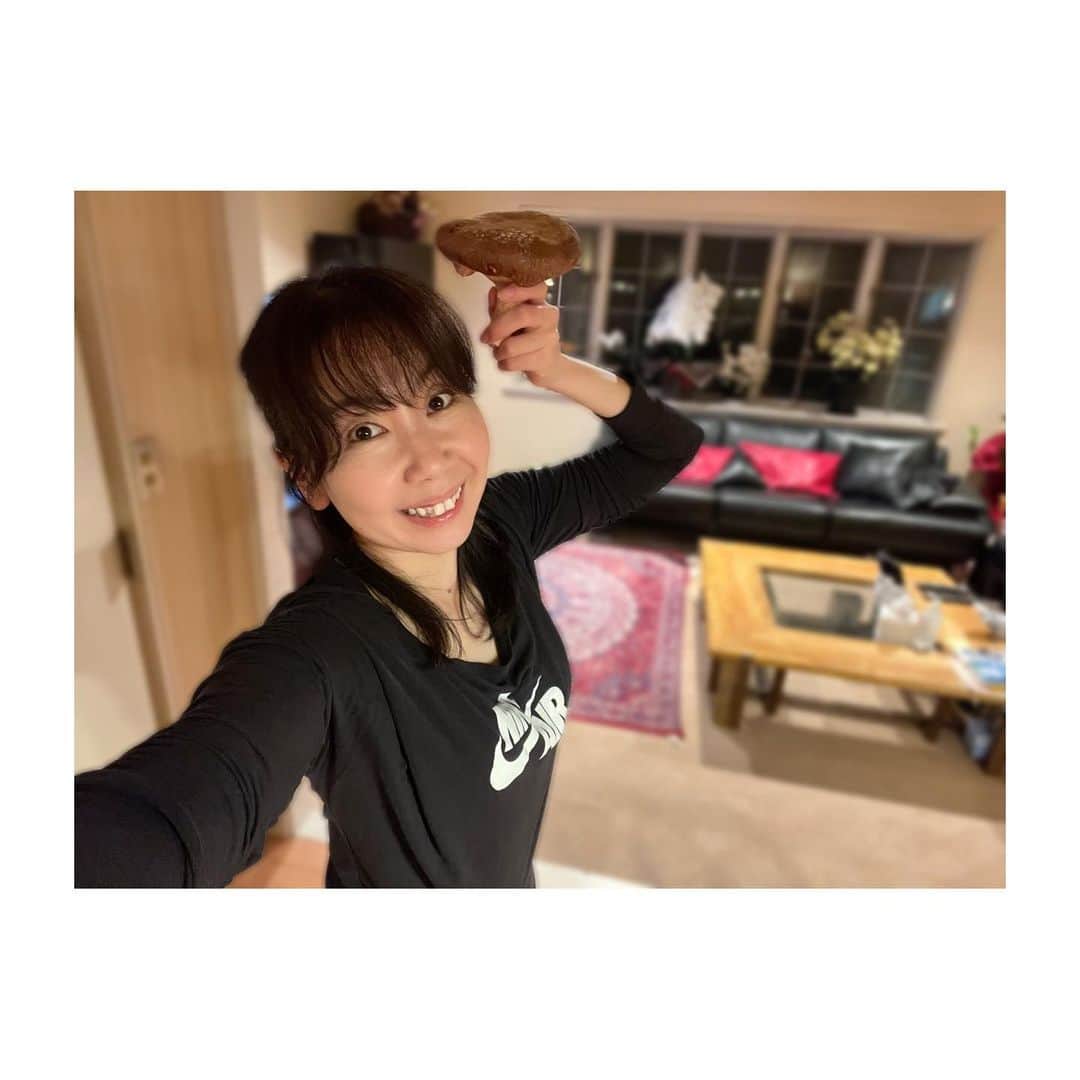 村井麻友美のインスタグラム：「連日お稽古。 稽古場でなかなかお写真が撮れず… とっても大きい椎茸のお写真を。笑  お稽古場でのお稽古も残り10日ほど… 遂に通し稽古も始まっちゃいました！！ まだまだ、もっともっと…  今回は5大レビューの夢の共演という事で、5大レビューの皆様が次々と繋いでいくシーン。 色々な歴史や皆さんの想いが、何だかビシビシ伝わって来る気がして… 勝手に受け取っちゃって…(笑) 横から観てて、1人でジーンとしてます！！ 皆様にもこの感動を是非、体感してほしい！  12月9〜11日は是非、新百合ヶ丘へいらして下さい♪ ＊ ＊ ＊ #ファビュラスレビューボーイズ #FabulousRevueBoys #レビューショー #宝塚 #日劇 #osk日本歌劇団 #SKD松竹歌劇団 #ボーイズレビュー #しんゆりレビュー #新百合ヶ丘  #お稽古 #舞台  #女優  #村井麻友美」